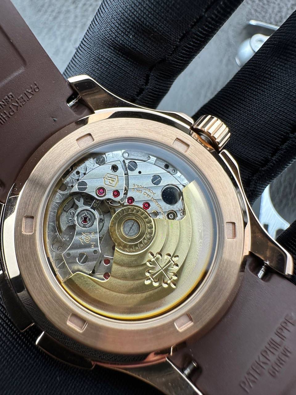 百达翡丽Aquanaut系列😎 【表壳】40.8MM表径，不锈钢材质，圆润的八角壳型恰到好处，表壳左侧的鲨鱼鳍型设计，是可以前后快调中央镂空时针的按钮，这枚指针可以用来指示第二时区时间。 【表盘】黑色浮雕表盘，金属立体字块，覆荧光涂层时标。3、9点钟分别显示”HOME”与”LOCAL”的方形昼夜视窗，蓝白二色各自代表晚上与白天，6点钟位置是指针式的日期盘。 【机芯】成功实现百达翡丽5164A-001内载的324 SC FUS自动上链机芯功能，大三针基础机芯上搭载两地时间模组。 配有休闲气息的Tropical表带，正是为年轻世代所准备的奢华运动表。