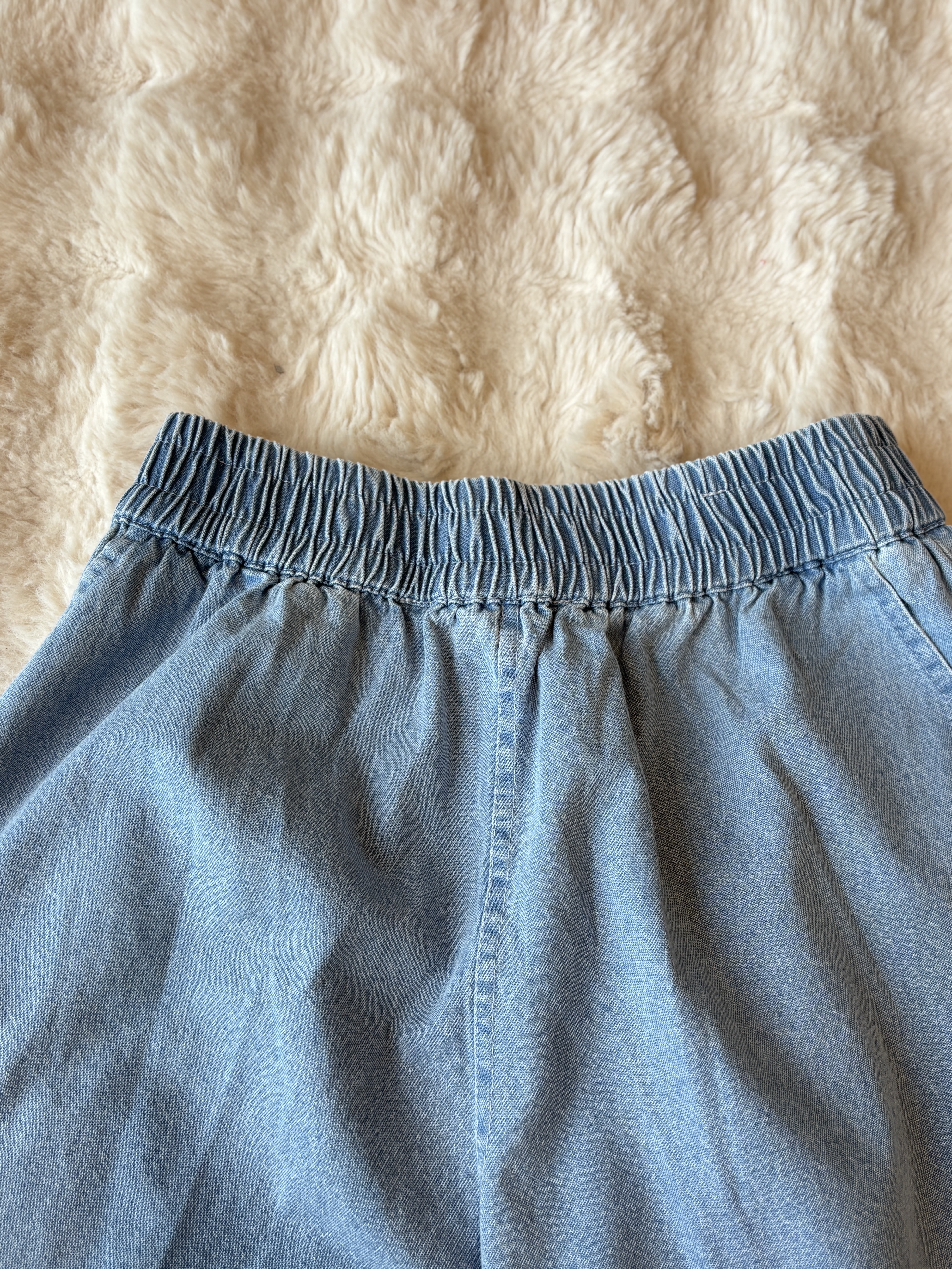 简约弹性腰围牛仔短裤