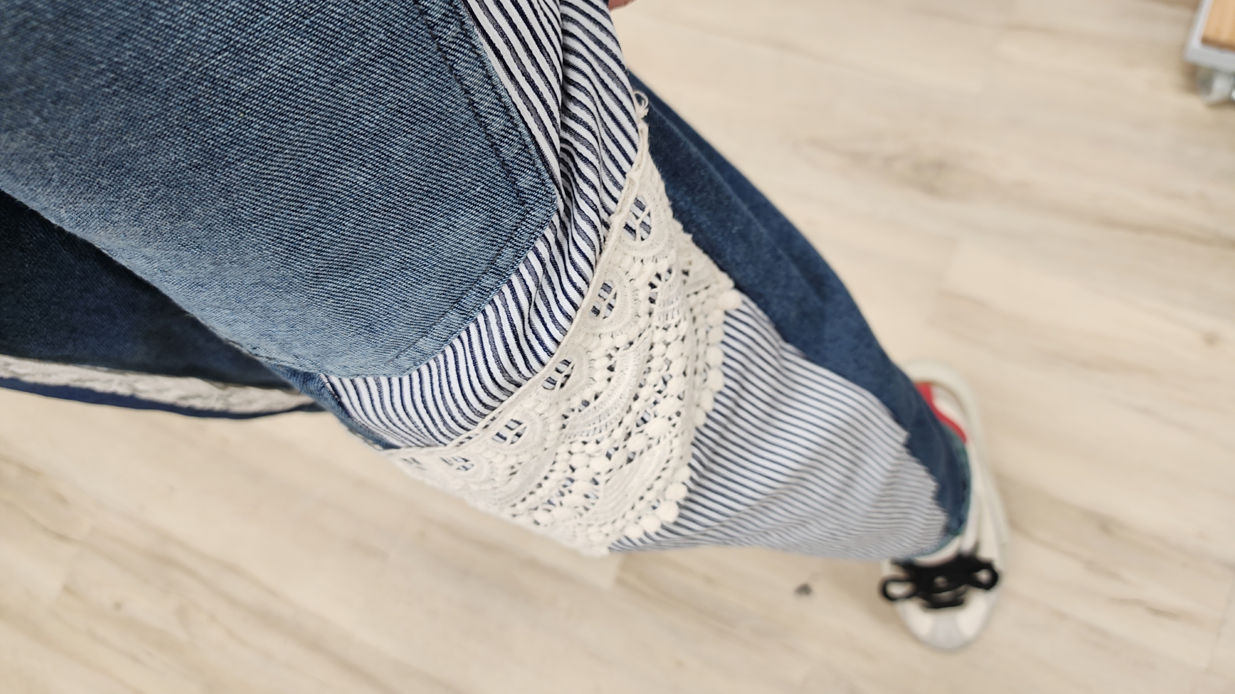 日牌深藍拼布鴛鴦喱士刺繡橡筋牛仔褲