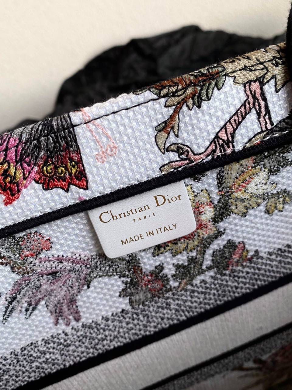 🈶植物花园，白色中号 𝗖𝗗 𝗕𝗼𝗼𝗸 𝗧𝗼𝘁𝗲 23早春度假系 浪漫的花卉刺绣，细节感非常强了💐🎀 栩栩如生，不言而喻的精湛刺绣工艺 握住只有你的花花世界吧 36×27×16cm