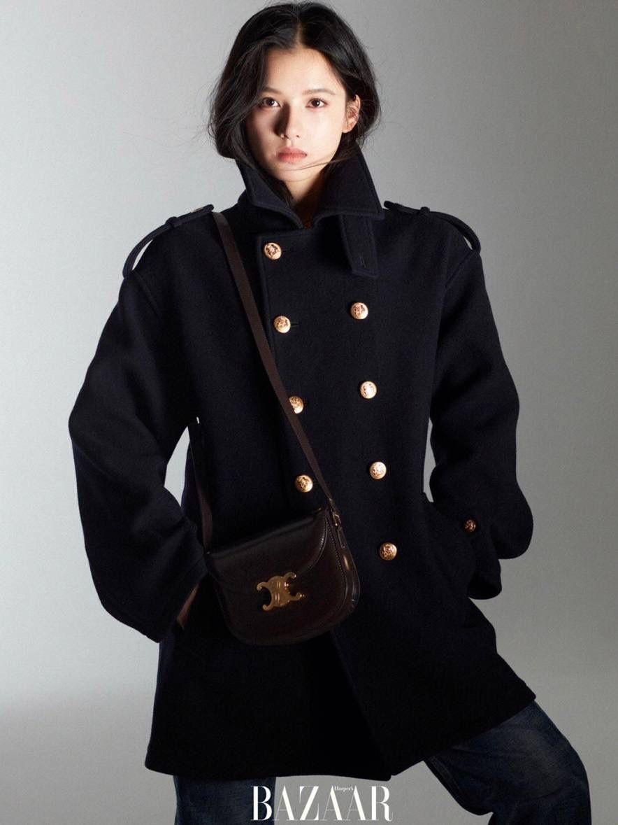 🔥大货实拍图 𝗖𝗘𝗟𝗜𝗡𝗘 ♥ 𝗧𝗘𝗘𝗡 𝗕𝗘𝗦𝗔𝗖𝗘肩带马鞍 型号：110413 尺寸：18.5*16*6cm 这只包除了皮质采用了CELINE 最具标志性的亮泽小牛皮之外，还采用了3种制包工艺(毛边/背缝/滚边背缝)市面上几乎没有品牌会这样大费周章去制作一只手袋。并且一般的品牌手袋的内衬都是麂皮的材质，而这款手袋采用了纳帕小羊皮，表里如一地奢华与精致！✨