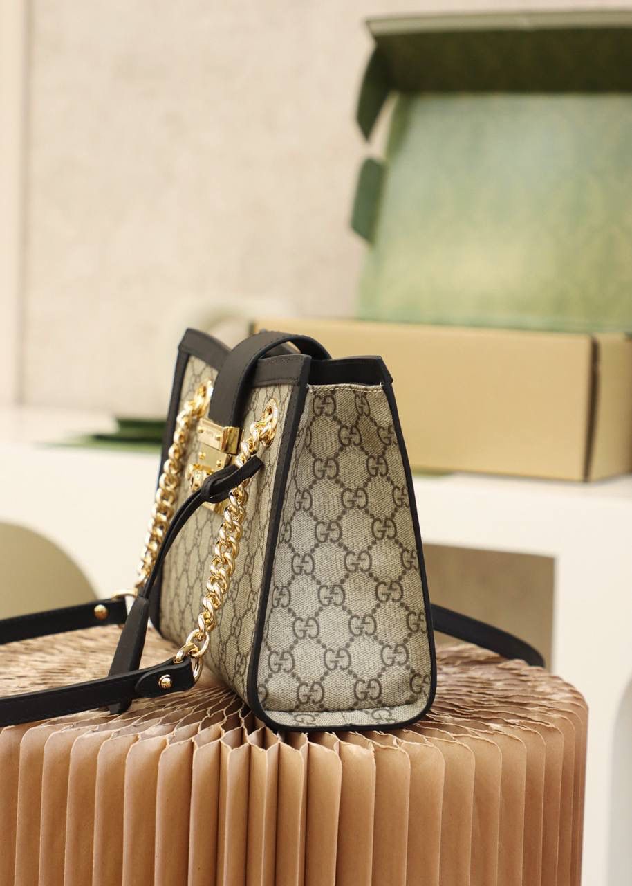 🔺𝐏𝐚𝐝𝐥𝐨𝐜𝐤系列小号 原厂皮#498156#🔻 ☑️尺寸小号：26*18*10𝐜𝐦 中号：35*23.5*14cm 𝙋𝙖𝙙𝙡𝙤𝙘𝙠系列是𝙂𝙂家族里的王牌产品 非常王炸的一个系列🌟 被众多博主已经明星不断的种草推荐 配有钥匙扣金属和购物袋🛍️的造型设计， 搭配经典的味道，呈现出一种高级的美， 小号尺寸更加适合喜欢日常通勤风以及休闲风的人， 通勤和休闲皆可，百搭显气质！