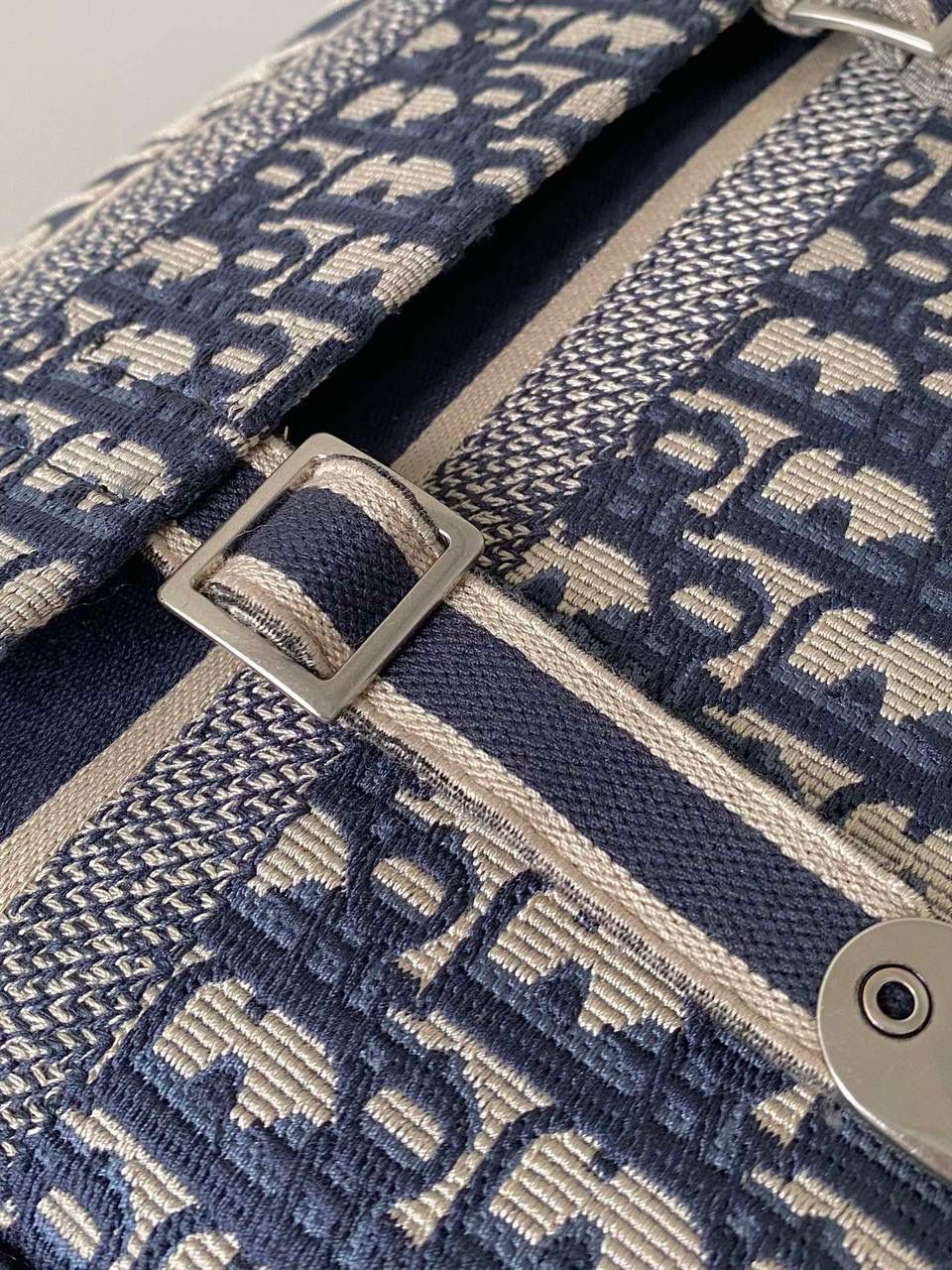 🈶老花蓝大号 𝗗𝗜𝗢𝗥 𝗢𝗯𝗹𝗶𝗾𝘂𝗲 经典邮差包 依旧火爆，呼声需求最高！这颜值众人一眼必入手，太好看了呀❕容量巨大且轻便，装多少东西都不觉得重喔！男女通吃～时髦复古休闲多风格担当！妥妥在线的通勤王！一见钟情一点也不夸张，超级爱～ size：27×28×11cm #M928m