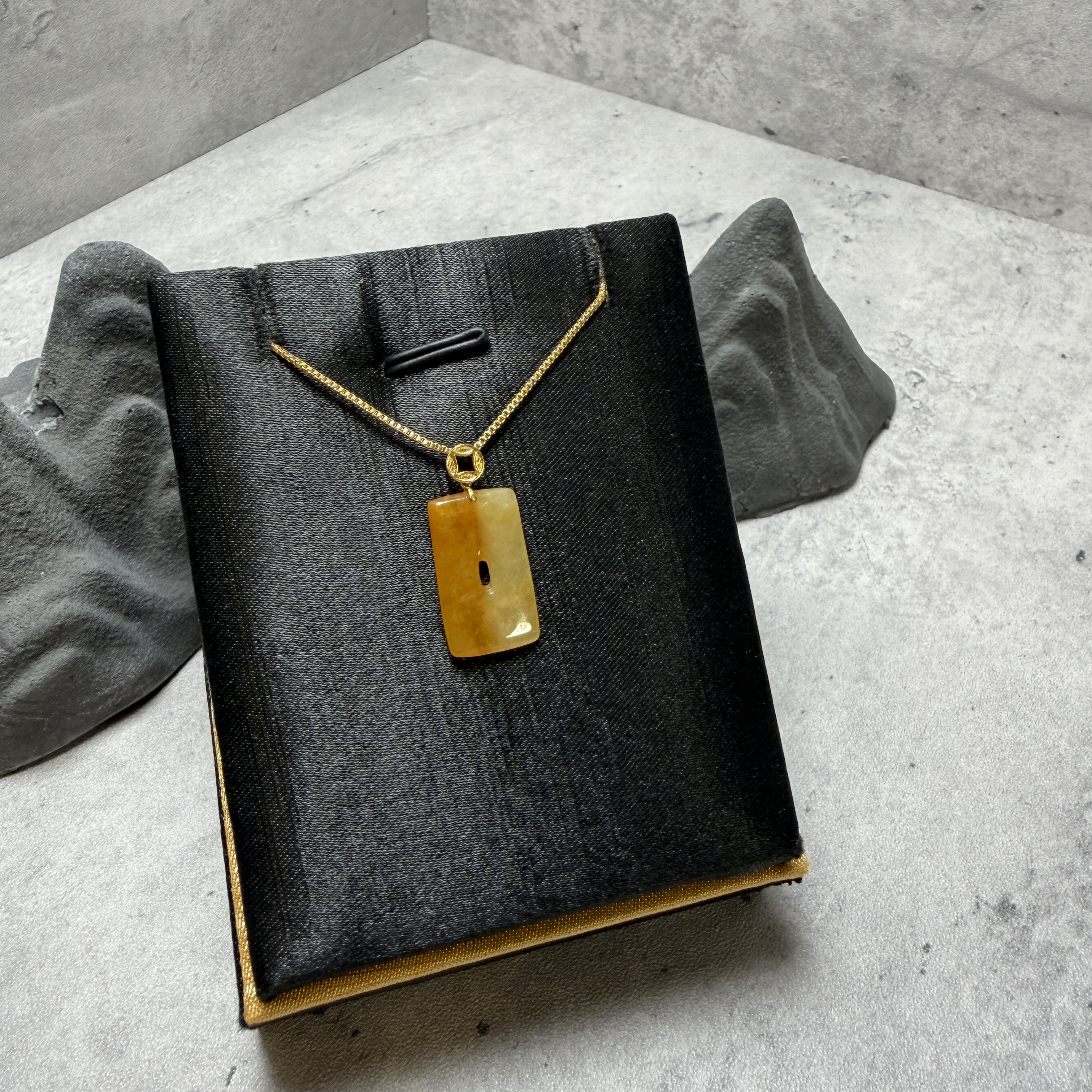 天然黃翡招財無事牌18K