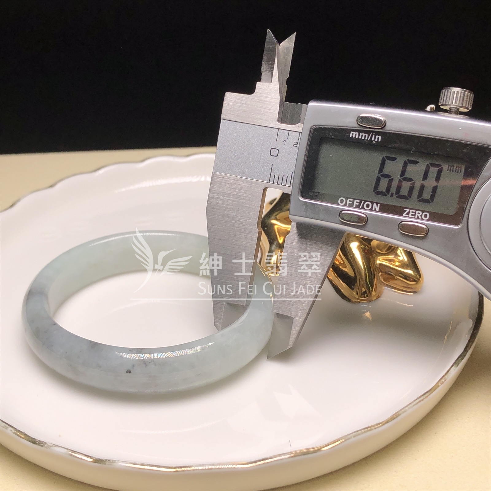 烏雞淡綠貴妃鐲49.3 YM00251