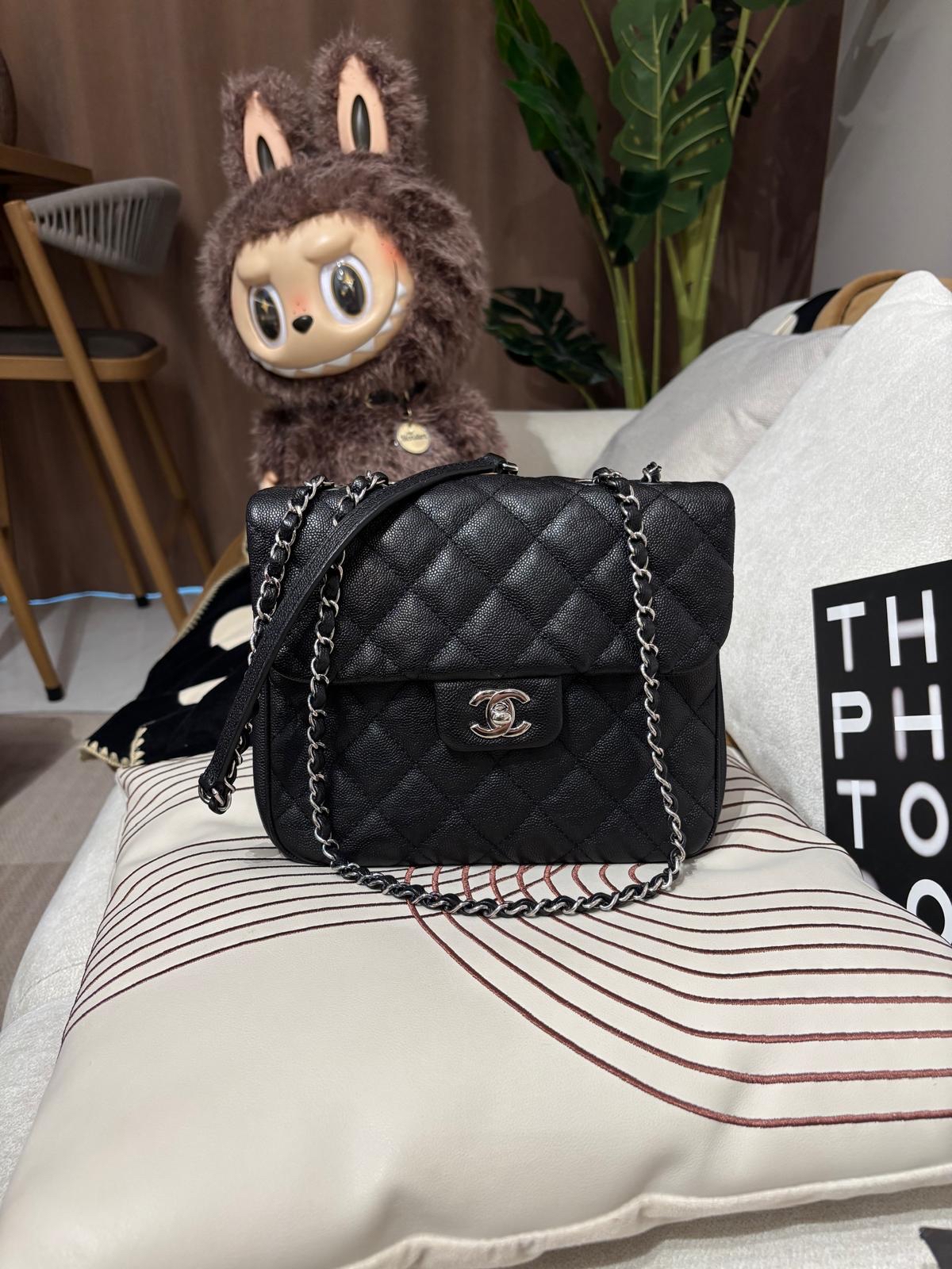 Chanel Classic Flap shoulder bag 100%Authentic, 98%New ✅25Card ✅Dust bag ✅Box