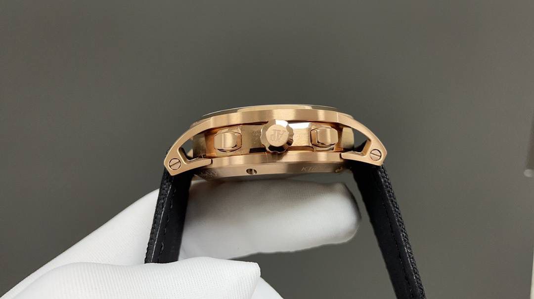 🚀皇家橡树26048离岸型41爱计时机械腕表💯 1.壳套按照原装开模多道工序顶级处理 2.一体字面立体工整的盘面“饼干纹理”和原装一模一样 3:316精钢表壳原装开模细节经过多道工序的打磨磨砂处理 4.7750机芯9字位小秒走时精准 5.表镜选用进口防眩水晶蓝宝石玻璃镜面 6.表带搭配进口意大利小牛皮以及帆布皮带，表扣实用原装针扣，尺寸41mm，爱彼入门级强烈推荐，精品打造