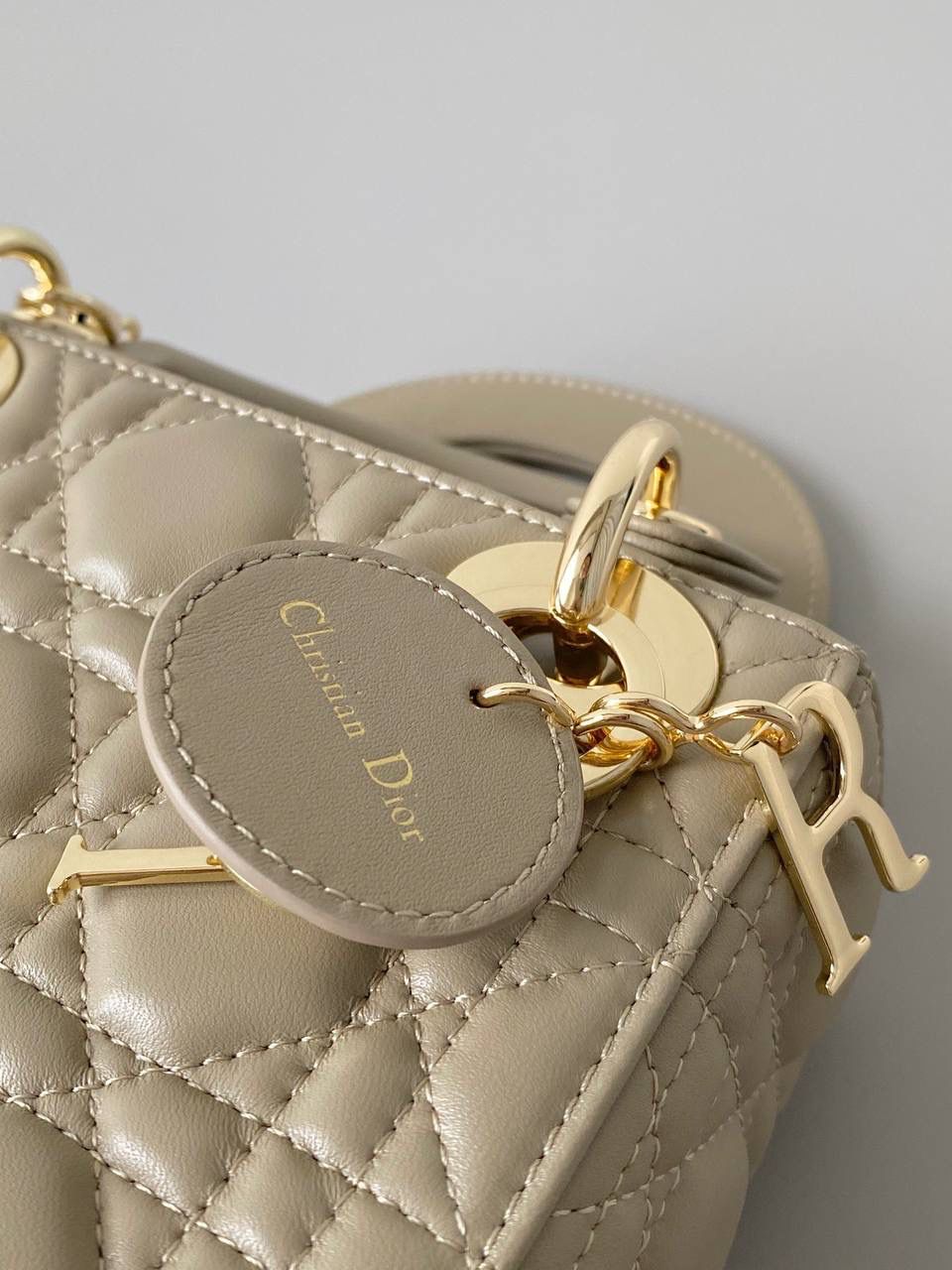 奶茶色🎀𝗗𝗜𝗢𝗥 𝗟𝗮𝗱𝘆羊皮三格 谁能拒绝这只刚出的新颜色啊 救命，真的太温柔了！很显气质 淡淡的色调，看着心情就很好 比去年的奶茶色要深，偏灰调些 进口原厂羊皮➕全钢五金，最高版本❤️‍🔥 17×15×7cm