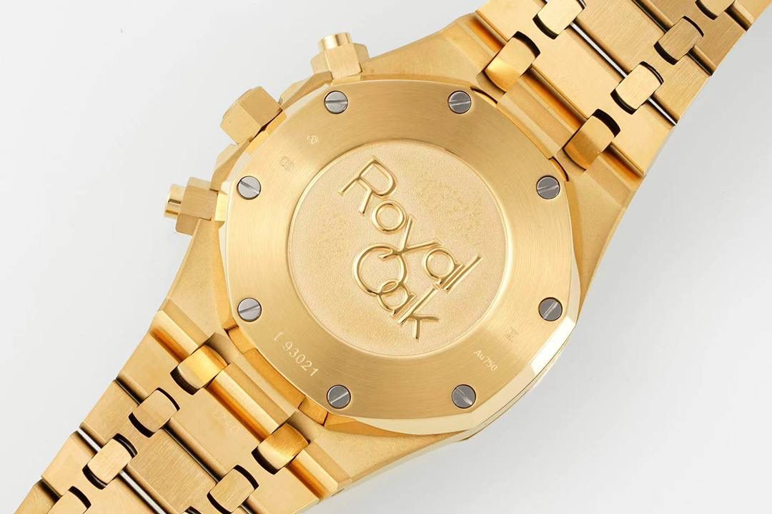 🚀新品来袭——爱彼26331OR皇家橡树多功能计时机械腕表41MM！💯 特点：表壳结构跟足原装正品，装配方式原装一致，使厚度比以往的更薄！ 旋入式表冠，按入式的计时按钮跟原装一致，才不会一眼假！(区别于市场计时和复位键都是旋钮后才可以按入) 1⃣️【机芯】7750改原装机芯 6字位小秒 功能与原装一致！ 2⃣️【表镜】镜面和正品一样采用的是蓝宝石玻璃镜面，和正品放在同一下角度对比，保持一样的通透明亮度，一致的防炫光效果！3⃣️【表壳】表壳精钢材质，采用原装数据开模，顶级打磨，不管是纹路还是质感都接近原装，通过拉丝和部分抛光打磨处理之后，忽明忽暗展现出精致而硬气的独特气质！ 4⃣️【头粒】最人性化的可松动头粒缓冲，确保更贴合手腕，佩戴更舒适。 5⃣️【表盘】还原正品表盘的细腻精致，立体工整的盘面“饼干纹理”和原装一模一样，经典的大网格凸显爱彼的特点，采用进口超强夜光！表盘细节做工秒杀市面其他！ 可搭配橡胶带和皮带，满足你更多需求！