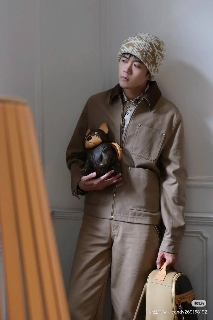 LV法斗包👜✨ 今天约个不一样的包背背吧！ LV25男士早春新款——PoochBag狗狗包 这一季的配色那叫一个洋气，最出圈的就是王鹤棣拿的这支PoochBag，惟妙惟肖的小狗包包，这个设计太🉑了，不管是爱包人士，还是喜欢收集公仔的，都会喜欢，往怀里一抱，时髦又洋气，俏皮又酷酷的，妥妥的凹造型神器😍 尺寸：28 x 19 x 18 厘米