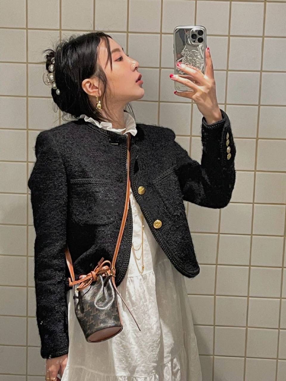 𝐂𝐄𝐋𝐈𝐍𝐄 ♥ 𝐓𝐑𝐈𝐎𝐌𝐏𝐇𝐄 𝐂𝐀𝐍𝐕𝐀𝐒 𝐌𝐈𝐂𝐑𝐎 𝑪𝒆𝒍𝒊𝒏𝒆新推出的超𝒎𝒊𝒏𝒊抽绳水桶包，怎么可以这么可爱啊啊啊❗️真的又Q又萌可爱到爆炸‼️背上身可太洋气了🥳各种凹造型 时髦精上线～ 型号：10H492 尺寸：9*17*9cm