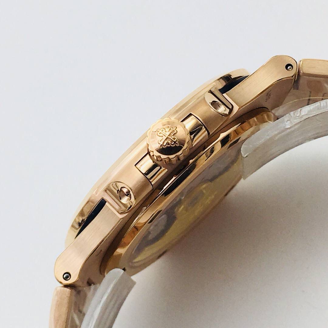 新力作 V4超级升级版 百达.翡丽鹦鹉螺重磅来袭！ 1：第一款真正意义上的超级鹦鹉螺，震撼来袭，全新修正的不锈钢表带，铰链部分根据真正的百达翡丽鹦鹉螺不锈钢表带拆解开发，和正品一致的贴合效果！ 2：逆袭之前所有副本，铰链开合角度和正品一致，锁毕声音和正品相同！ 3：重点指出此次V4版的面盘在采用与真品一致的覆荧光涂层金质立体时标，特别突出的“蓝魅”面无限接近原版！ 4：机芯方面是全新订制的修正版的一体芯Cal.324机芯，是目前唯一做到机芯的钢印与正品一样的雕刻工艺。