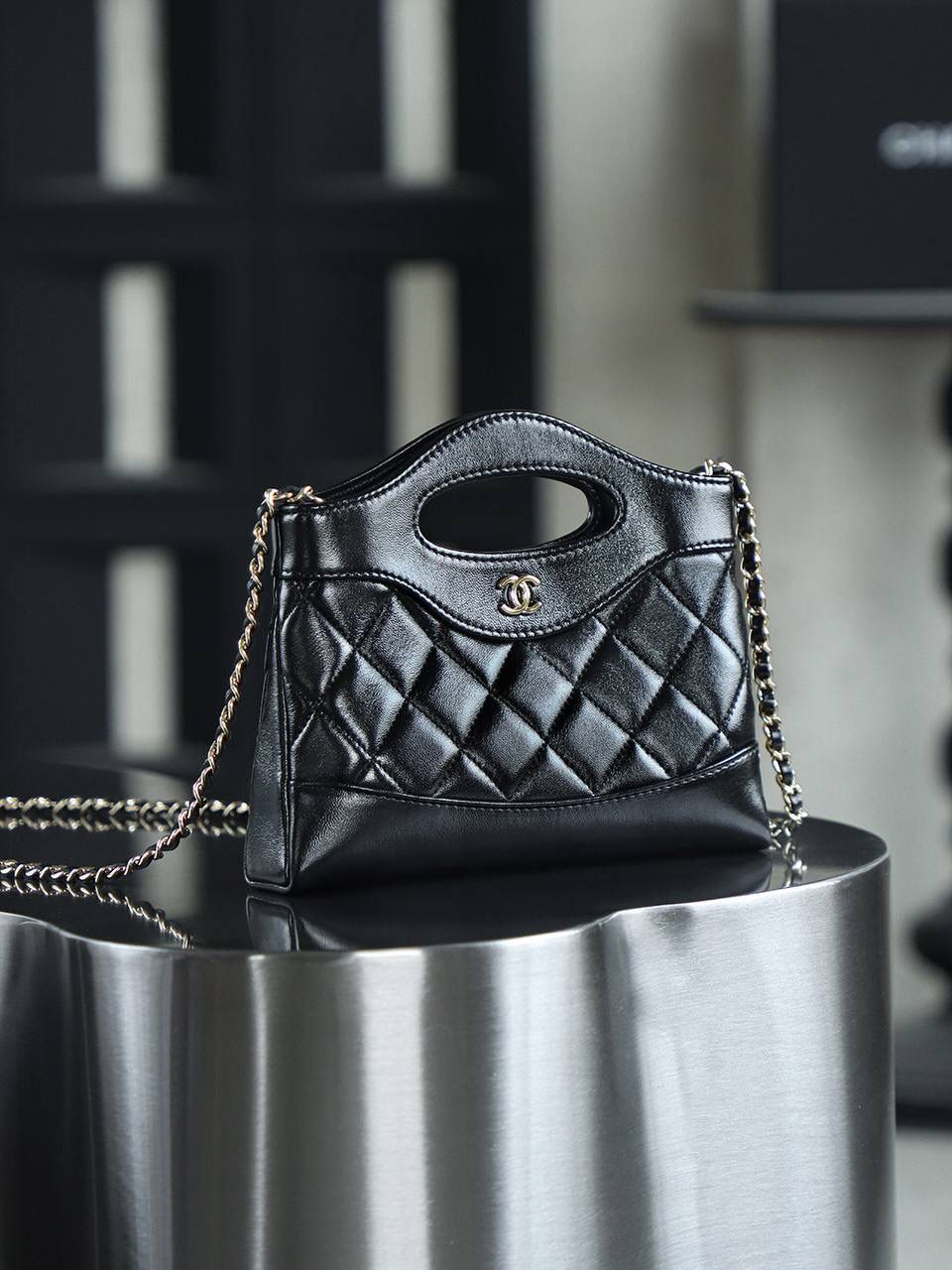 Nano 31Bag鑒定版👜 一包一碼 支持全球鑒定查驗身份證原廠專G Bonaudo皮料過關清單資料可査詢 夢中情包31bag nano從設計上看，它的鏤空固定手柄設計十分吸睛，成為整個包的獨特亮點，開口採用磁吸設計，開合輕鬆便捷。 搭配的一條皮穿鏈肩帶，無論是單肩背還是斜挎，都能完美適配各種身形，輕鬆打造出不同風格，相信我，一旦擁有，你定會愛不釋手！ 五金：厚镀14k淡金 皮料：Bonaudo亮面小羊皮 尺寸：20*17.5*3.5cm