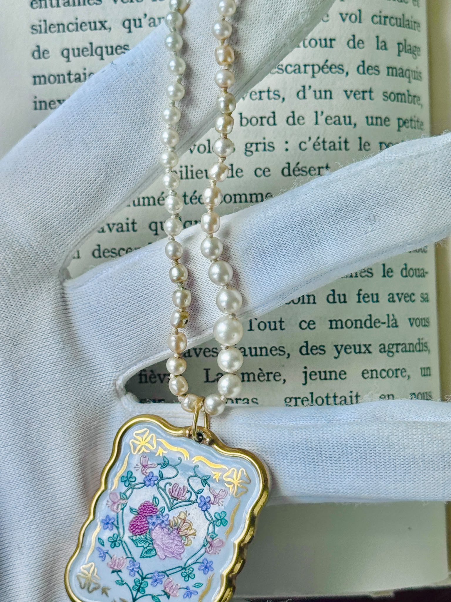 Vintage Eastern European Porcelain Pendant on Graduating Glass Pearl Necklace(NZ111)