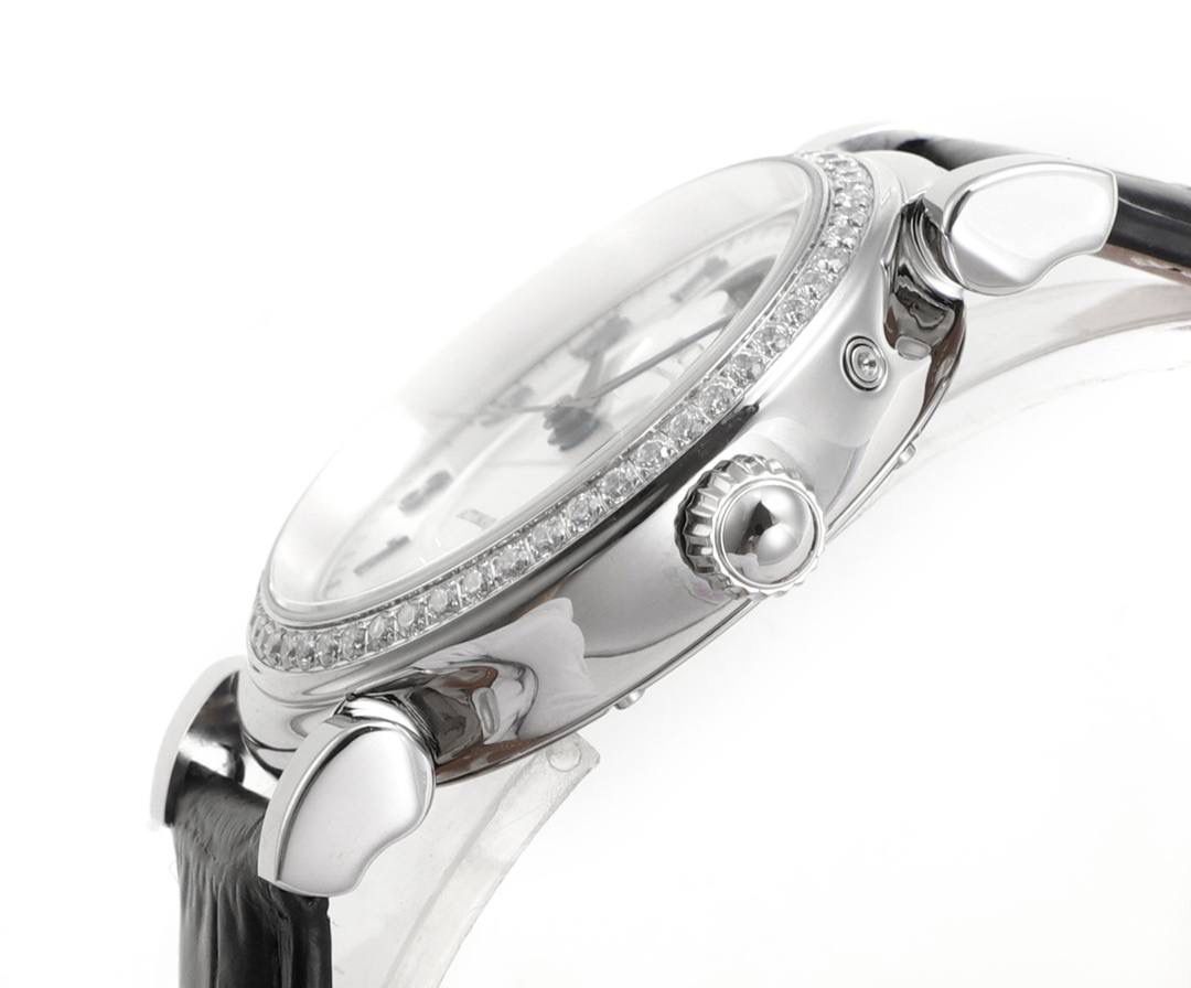 TWC出品 IWC达文西 IW459306 蔚蓝星空，诗意月相，自动月球与印度洋的蓝色水域完美匹配 随着达文西系列以致敬经典的设计回归到大众的视线之中，我们看到了它很多有趣的设计，包括清晰醒目的盘面，现场锋利的剑形指针，当然还有古典的圆拱形表冠，活动式表耳，更加贴合手腕。腕表表底镌刻有“生命之花”，“生命之花”是一个由多重重叠圆环组成的几何造型，是达文西经过深入研究绘制出来的。直径36毫米，自动上链机芯，精钢表壳， 中央秒针附掣停装置，月相盈亏显示，特殊镌刻表底，防水深达30米，动力储备达42小时 ，腕表整体设计得简约大气，且不失细节，很适合成熟优雅女性！