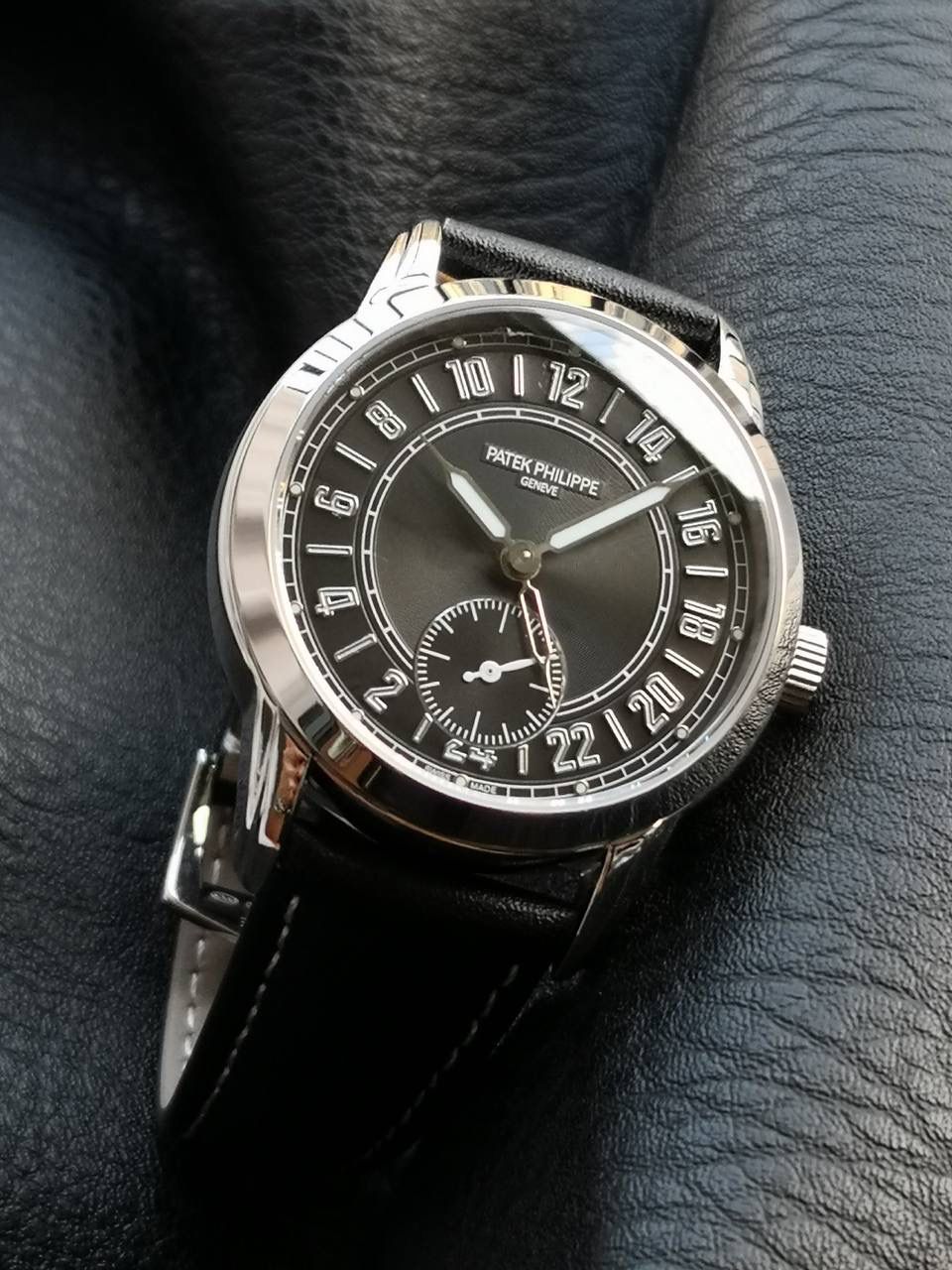 百达翡丽复杂功能系列5224R-001重磅登场，复杂时计腕表，以超复杂的工艺技术打造休闲运动腕表。 机芯采用复刻版31-260 PS FUS 24H自动上链机芯，在实现外观的逼真前提下，功能一并完美诠释。 改装大师独立制表人，倾情参与定制改装表盘颜色，给予独一无二的腕表增添有趣的灵魂！ 匠心力作 欢迎各位表友品鉴！