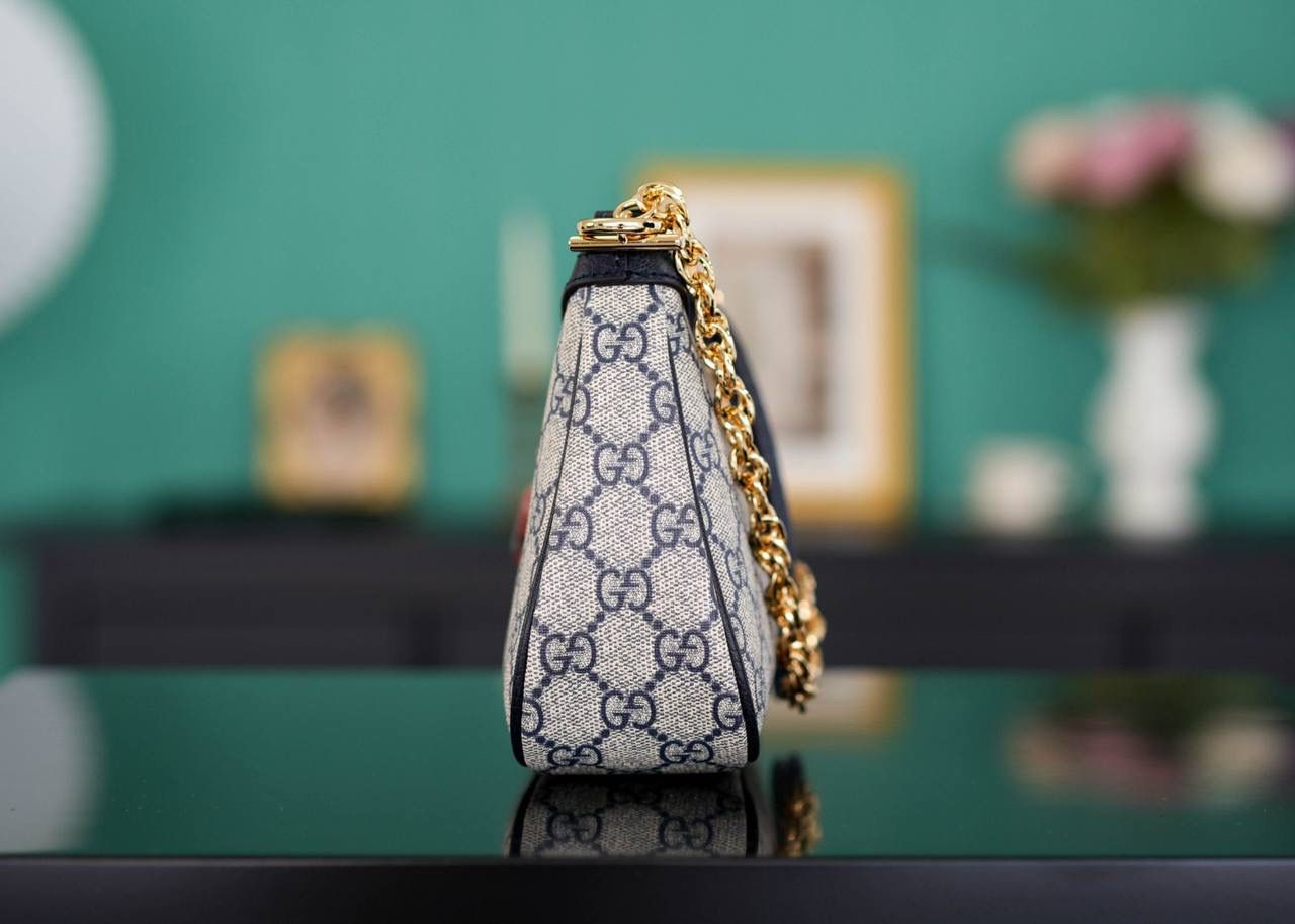 🥯Ophidia系列小号手袋 草莓包午夜蓝色 25cm 这款草莓包惊喜感非常强， 经典的元素搭配小巧可爱精致时髦挂饰， 金属链条和经典红蓝织带，复古感十足且百搭， 可爱又别致的小草莓是点睛之笔， 整个包包很轻便，特别好背呢~ 官方款号 735132 尺寸：25x15x6cm