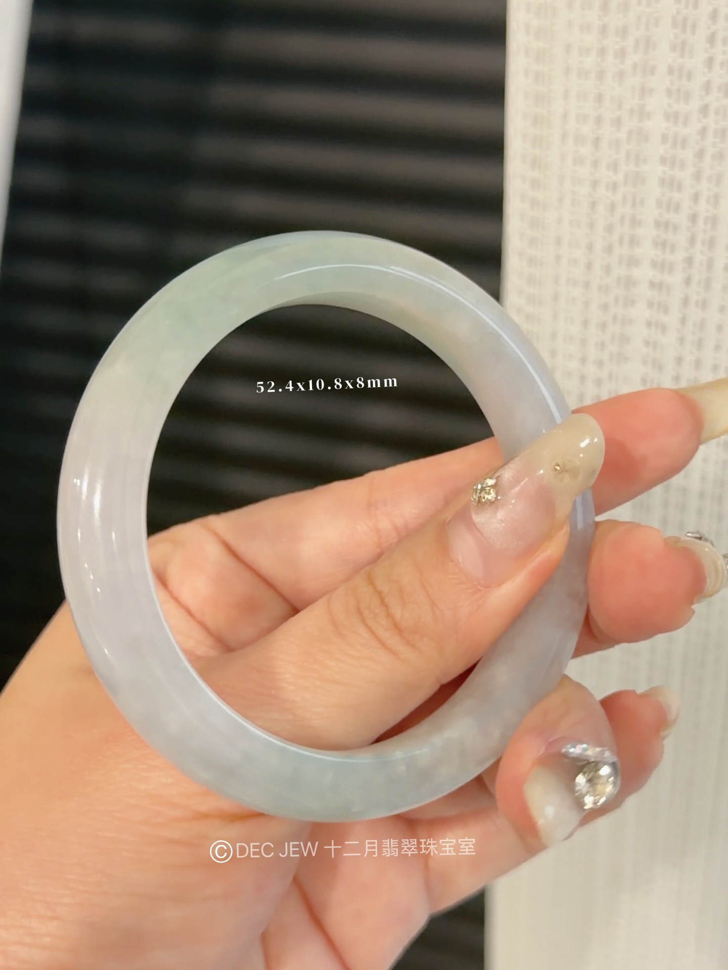 ✨马来西亚现货 · 手镯现货发售 ✨ 🟢 52正圈木那雪花棉翡翠手镯📏 手镯尺寸 • 圈口：52.4mm • 宽度：10.8mm • 厚度：8mm 📄 附证书 每只手镯均附专业鉴定证书，安心选购 ✔️ 🕊 鉴赏期 支持鉴赏期，购买更放心 🌍 全球配送 马来西亚现货，支持全球邮寄 ✈️ 📩 欢迎私讯咨询 / DM 查看细节与实#马来西亚翡翠 #怡保 #吉隆坡 #新山 #新加坡