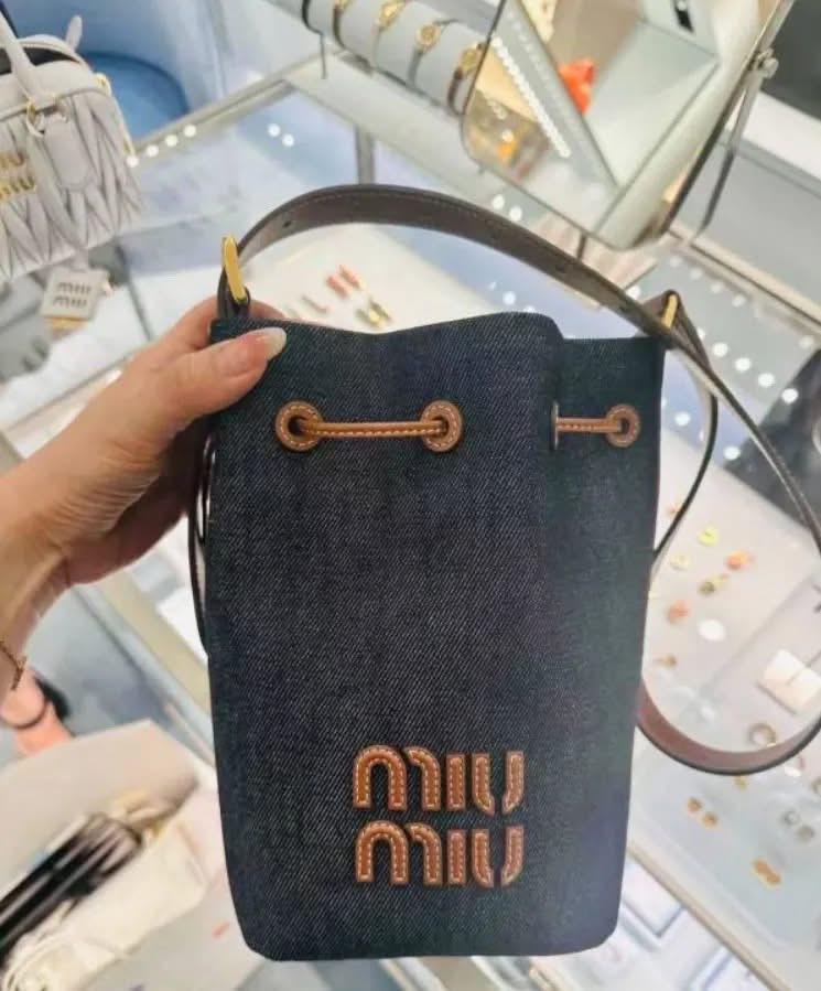 Miu Miu 丹寧牛仔配皮水桶包
