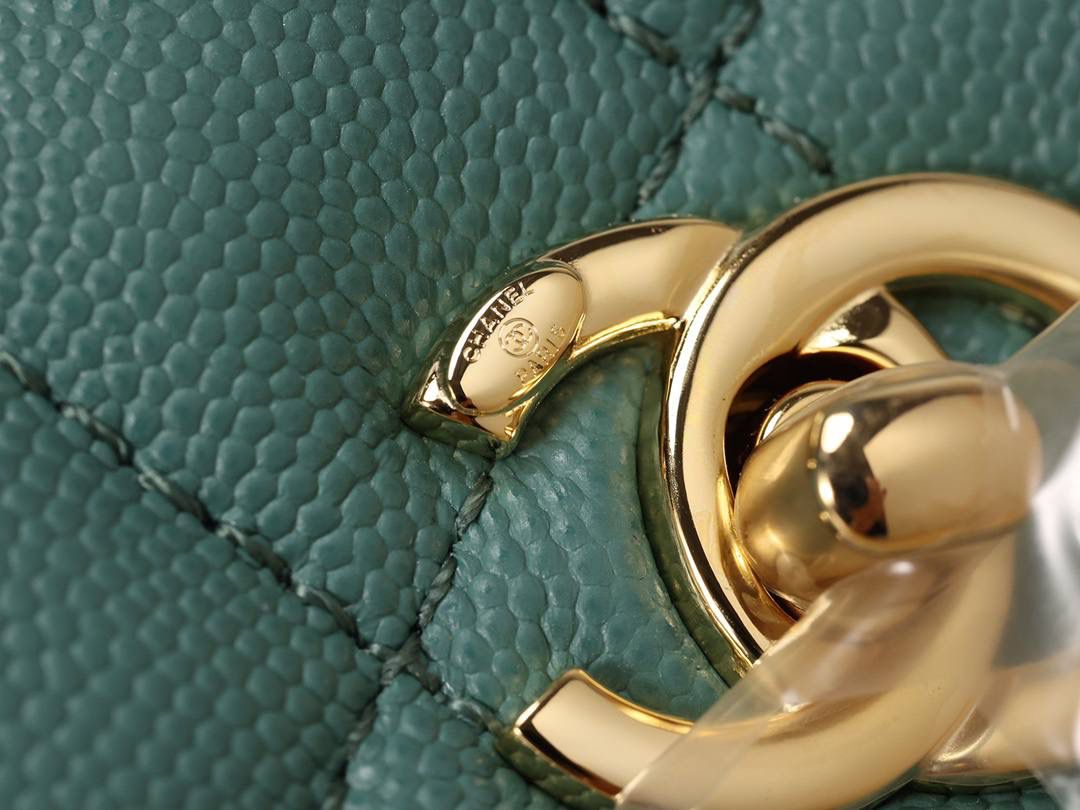 新coco handle小号绿色荔枝纹💞👜 和CF一个渠道的尾单货，拿过的都不用多介绍啦！新款驾到！独家渠道货！ 尺寸:14 X 24 X 10cm