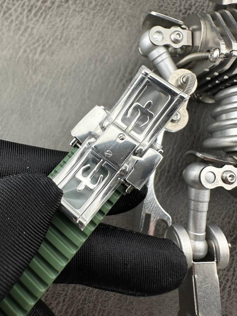 百达翡丽Aquanaut系列😎 【表壳】40.8MM表径，不锈钢材质，圆润的八角壳型恰到好处，表壳左侧的鲨鱼鳍型设计，是可以前后快调中央镂空时针的按钮，这枚指针可以用来指示第二时区时间。 【表盘】黑色浮雕表盘，金属立体字块，覆荧光涂层时标。3、9点钟分别显示”HOME”与”LOCAL”的方形昼夜视窗，蓝白二色各自代表晚上与白天，6点钟位置是指针式的日期盘。 【机芯】成功实现百达翡丽5164A-001内载的324 SC FUS自动上链机芯功能，大三针基础机芯上搭载两地时间模组。 配有休闲气息的Tropical表带，正是为年轻世代所准备的奢华运动表。