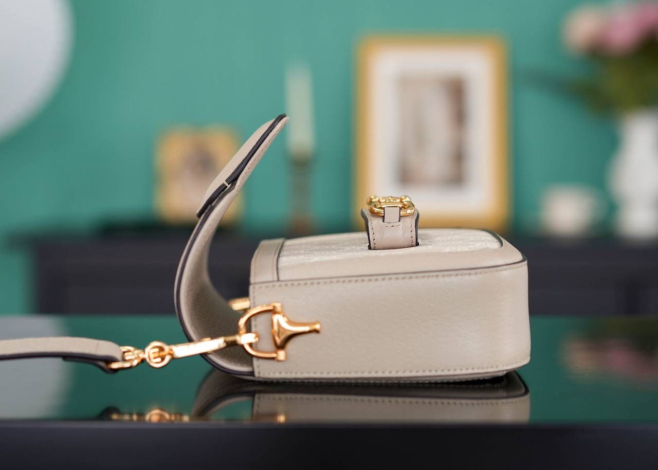 🥯Horsebit 1955系列迷你马鞍包 新款燕麦色20cm 正品售价,500 独家原厂皮发售 限量级别 GG家1955马鞍包已经火爆到人手一支的节奏，超级大爆款！ 这次出了迷你尺寸配可拆卸双肩带，简直超哇塞 马衔扣标志性设计，新款燕麦色很温柔，皮肩带布肩带任意更换~ 官方款号 658574 尺寸小号：20.5x14x5cm 大号：25x18x8cm