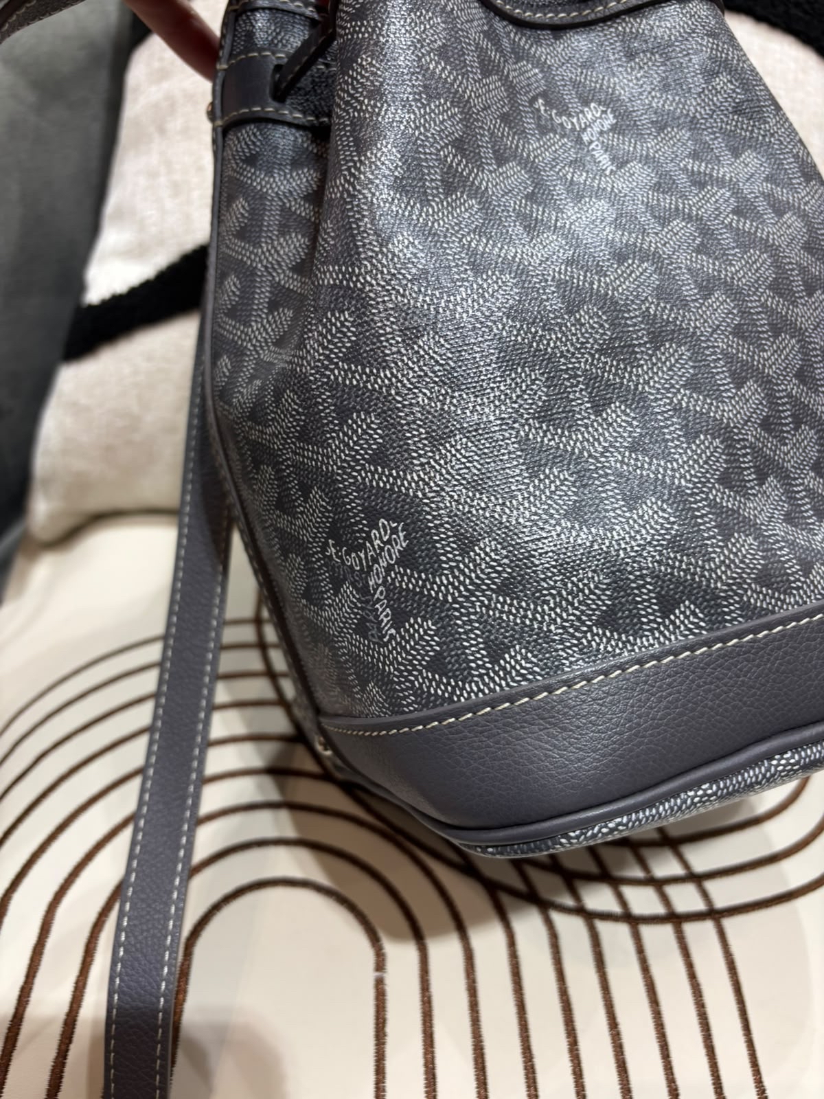 Goyard Petit flot Bucket Bag grey  100%Authentic, 98%new ✅收據✅booklet ✅Dust bag 