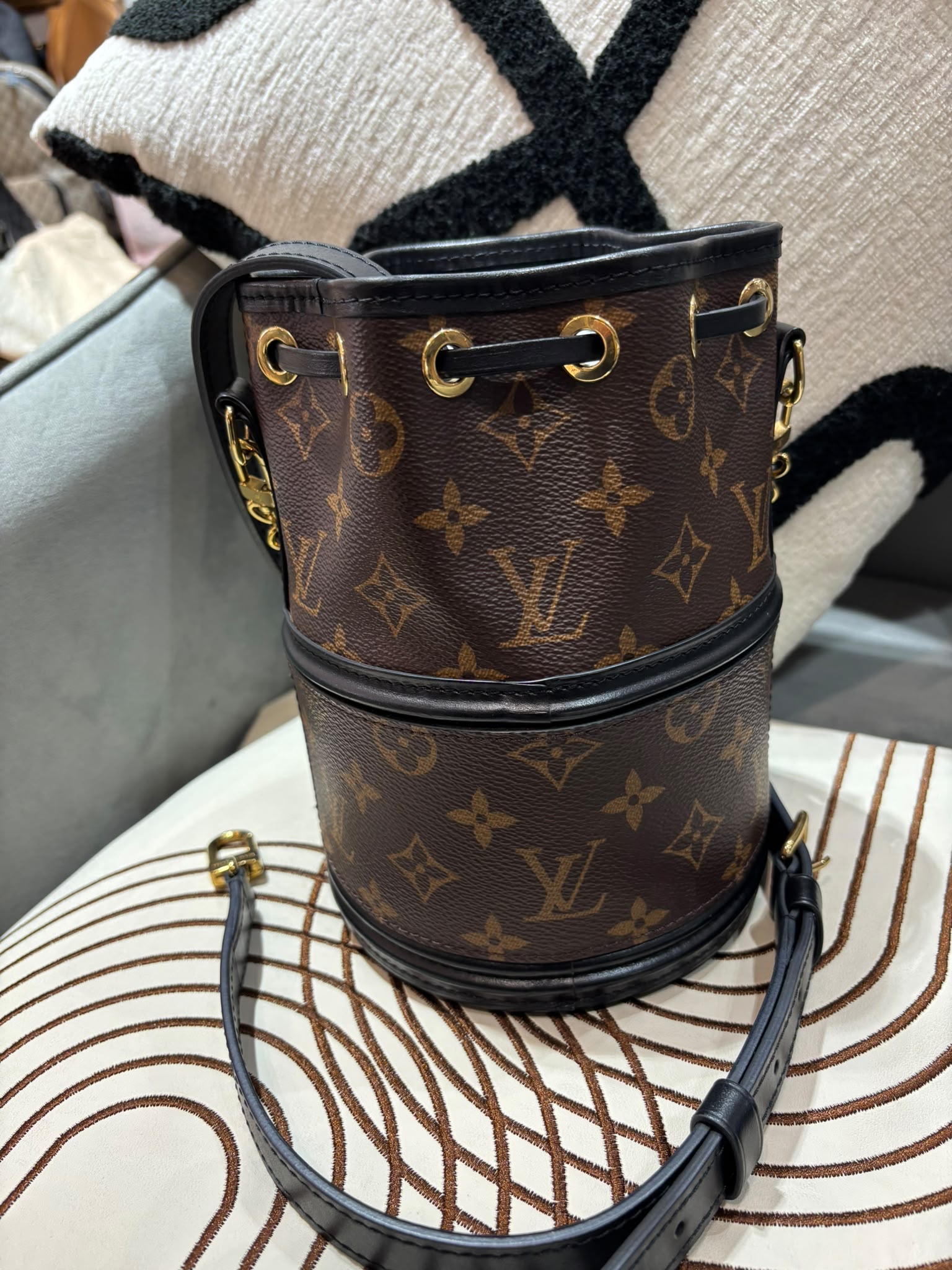 Lv canoe bucket bag M83480 Canoé 100%Authentic,92%new nfc✅dust bag