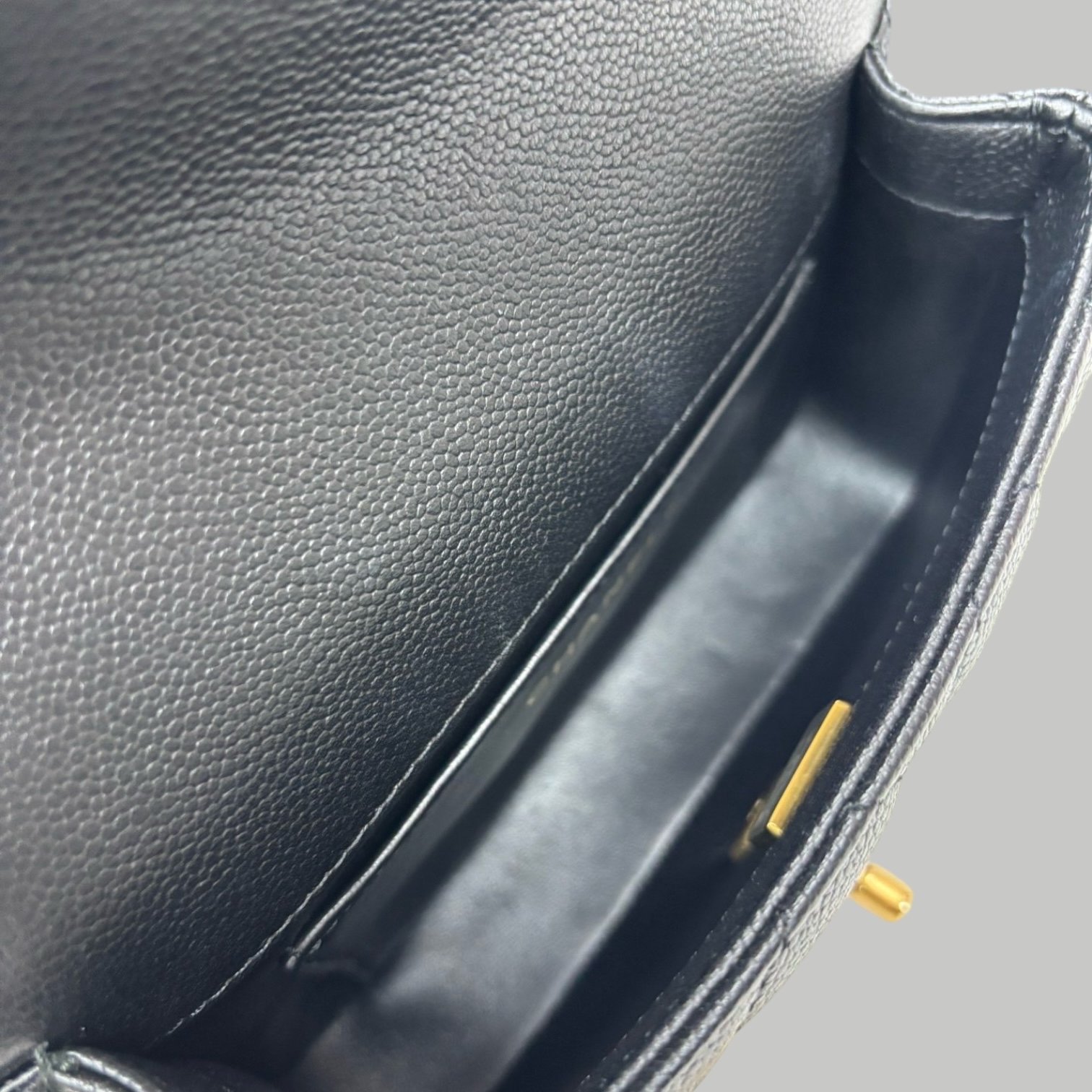 Chanel 23P Caviar 心型調節扣