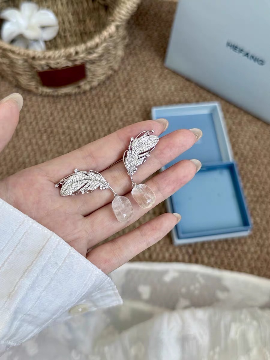 HEFANG 白水晶羽毛耳環