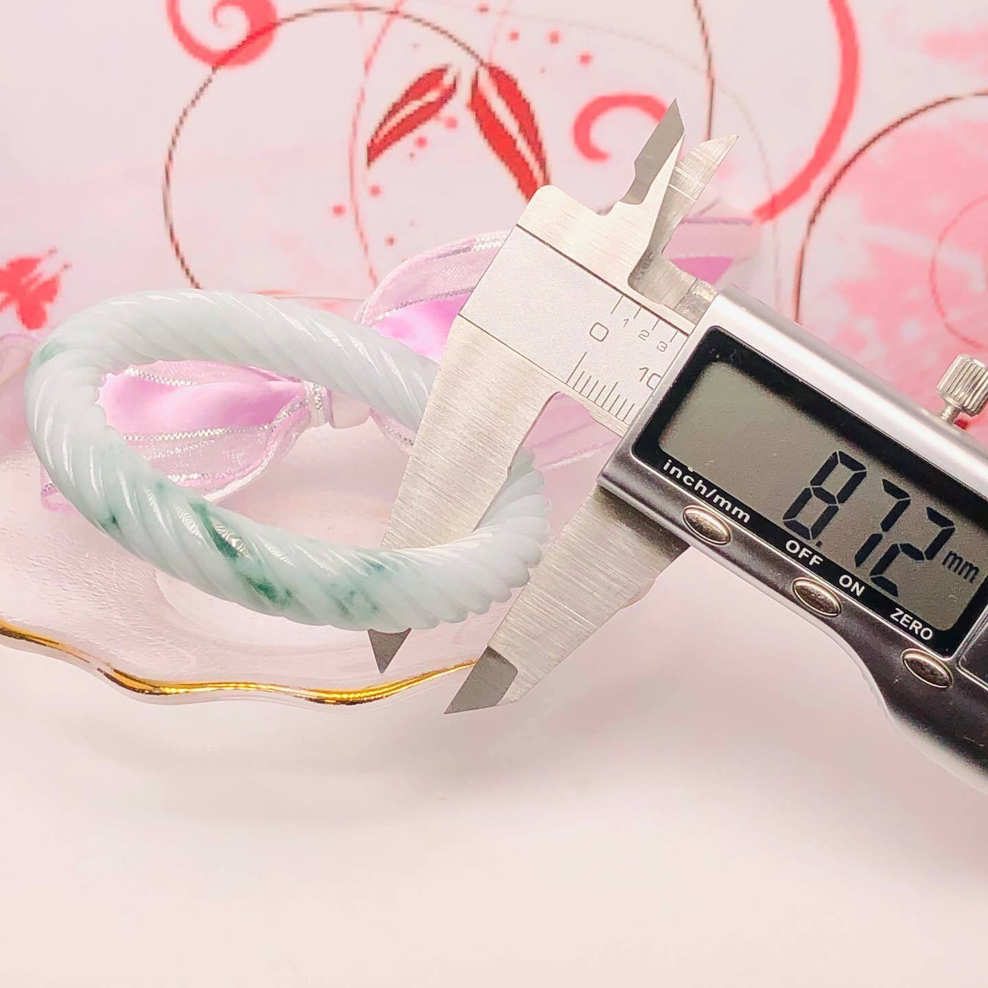 淡綠飄花扭紋鐲48.2mm