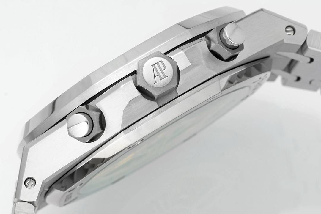 🚀新品爱彼皇家橡树系列26240系列，是一款41毫米精钢自动上链计时码表，搭载APS开发自研Calibre 4401一体机芯，具备飞返计时、小时/分钟/小秒显示及日期功能。其标志性八角形表圈配以八颗六角螺丝，搭配“Grande Tapisserie”大型格纹表盘，层次感鲜明。一体式精钢表链延续了1972年首款皇家橡树的经典设计，兼具运动与优雅。全新开发一体机芯采用导柱轮与垂直离合结构，振频28,800次/小时，与原版完全一致，动力储存约70小时，防水深度50米。AP融合高级制表工艺与前卫美学，是奢华运动腕表的典范之作。💯🔥🔥