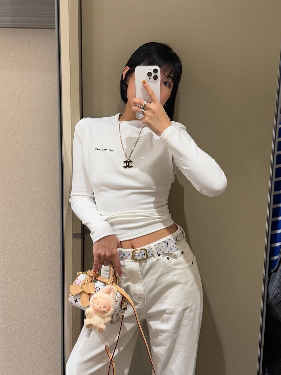 LV村上隆联名白三彩Nano Speedy来啦！姐妹们快看这个神仙包包！👜🌈 白色打底+彩色老花图案，配上祖传小锁头钥匙包，简直是《Mean Girls》千禧辣妹的标配！全新数码印花绝绝子，太阳花和熊猫都像要跳出来，阳光下自带ins滤镜特效！别看它巴掌大，手机口红💄钥匙全塞得下，从此打脸那些说mini包不实用的人！ 尺寸：16-10-7.5cm