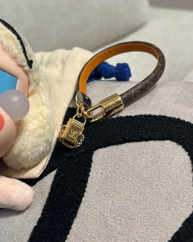 Lv bag charm bracelet size 17cm  100%Authentic ,未使用品 ✅dust bag 