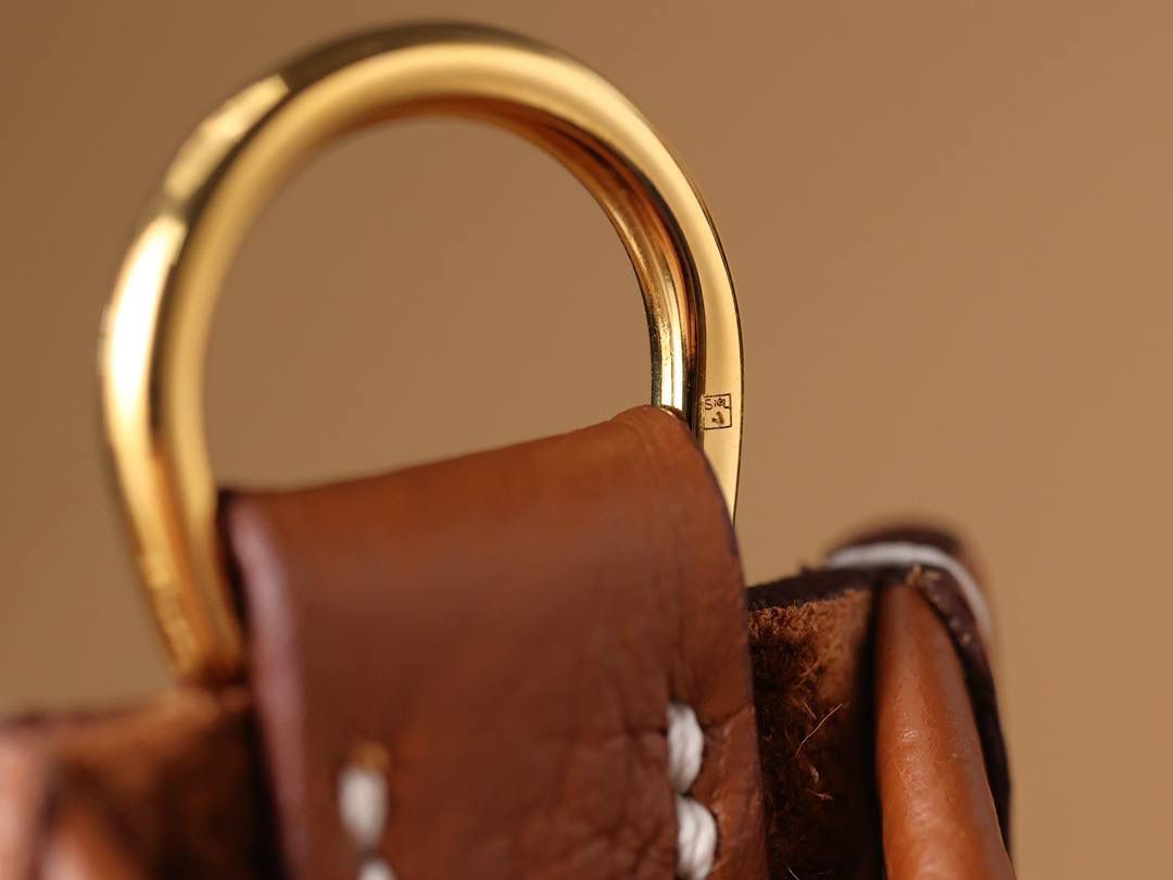 HERMES爱马仕Evelyne 16伊芙琳金棕金扣👜✨ TaurillonMaurice 小公牛皮 尺寸：16*18*5cm 爱马仕Evelyne伊芙琳 Evelyne包的设计灵感来自于一种名为“马鞍袋”的马具袋，这是一种常用于骑手和马车夫的袋子，用于储存和运输马具和其他必需品。 爱马仕将这种马具袋的经典元素与品牌的手工艺传统相结合，打造出了具有时尚感和功能性的包包。 因此，伊芙琳包不仅是一款实用的手提包，同时也代表着品牌深厚的历史和文化传统❤️