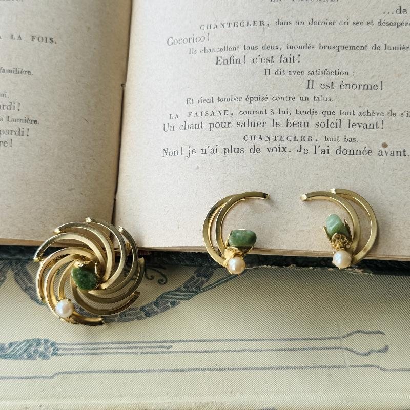 Vintage Canadian Continental Jade Stone Gold Swirl Brooch and Moon shape Clip On Earring Set (MT2109)
