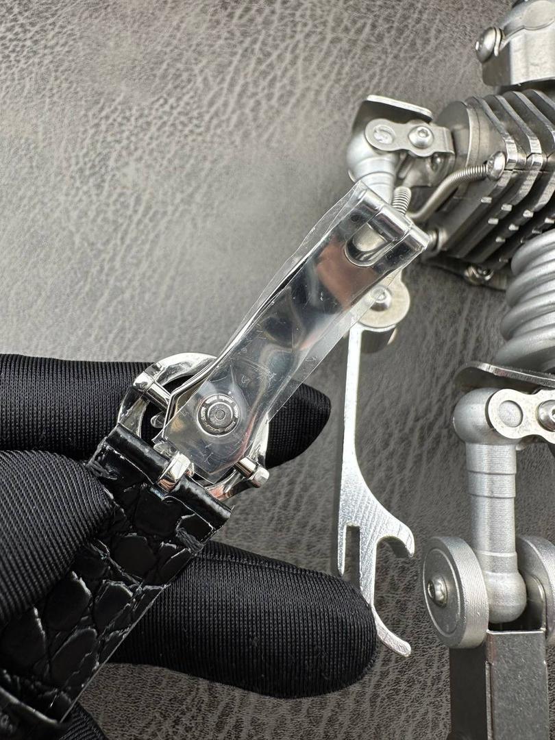 【铁划银钩 苍劲有力】高颜值新品墙裂推荐 精湛的工艺！ 年度最佳典藏之作——百达.翡丽古典超级复杂多功能 万年历功能腕表 团队历时两年多精心设计，不计成本，敢为人先，力求完美，克服重重难关，突破多层技术瓶颈，机芯型号为CH 29-535 升级版，质量稳定！ 【表带】经典意大利小牛皮表带，纹路清晰，质感好。搭配圈市面最顶级的百达翡丽灯笼表扣，通用原装无压力。 优雅的Calatrava雕花表壳极具个性，42毫米的表径适配大众男性手寸，非常商务可亦休闲。