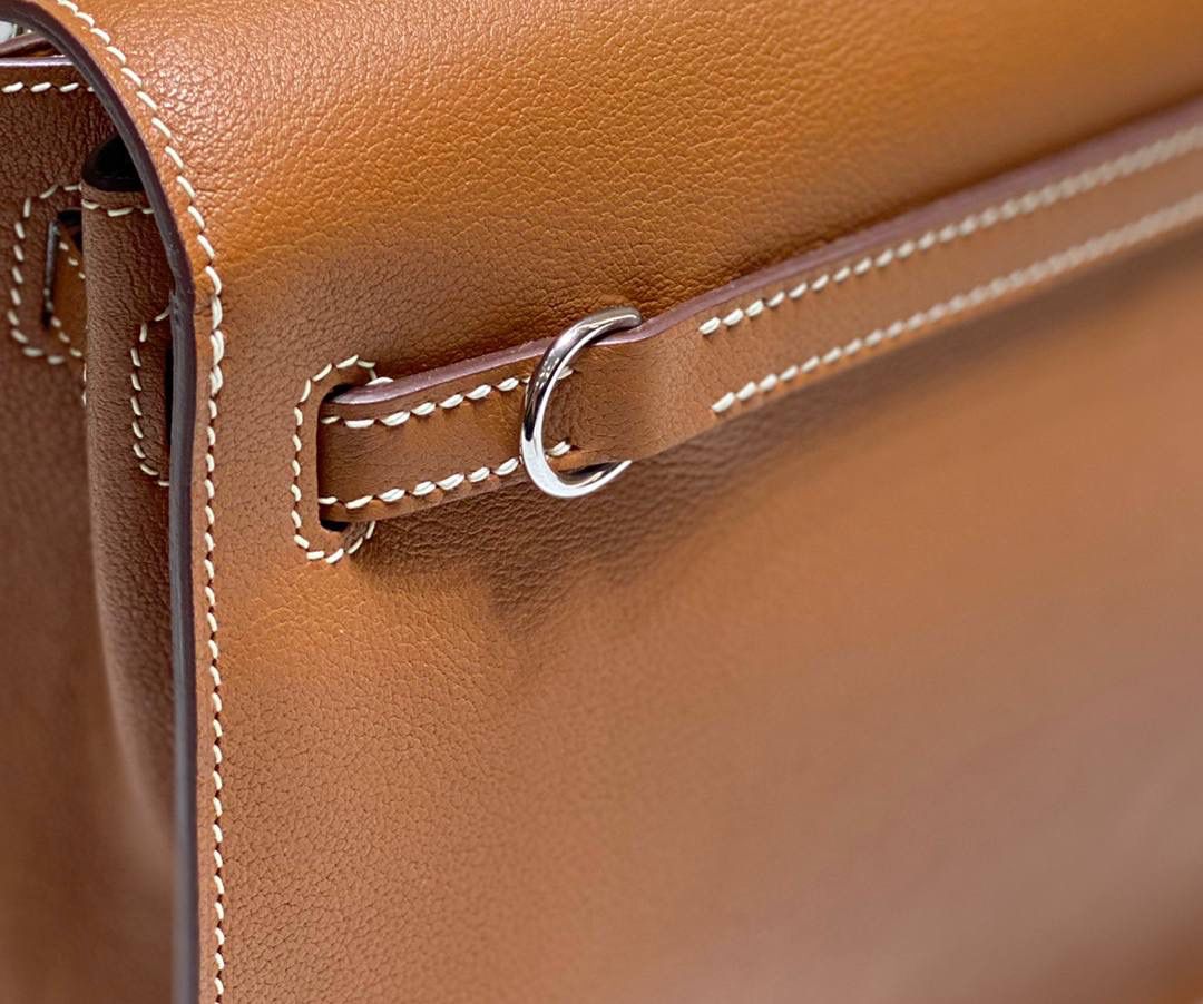 『金棕色·银』 ‘’Kᴇʟʟʏ ᴅᴀɴsᴇ • Evercolor 🎀 时尚圈就是一个圆！ 最厉害的就是六种背法： 斜背、侧背、肩背、腰包、背包、手包 集美们一定要安排起来‼️ 22Cm