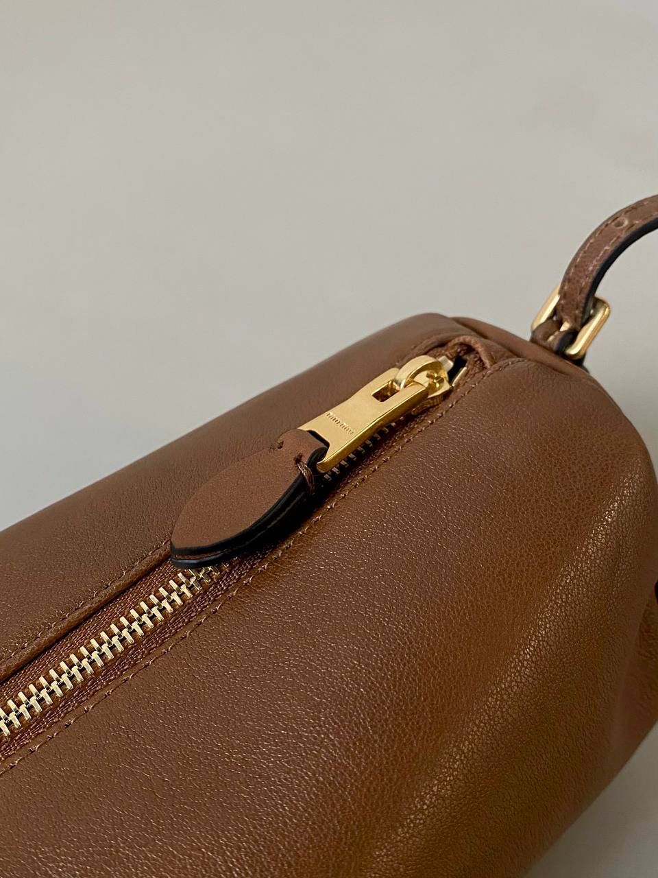 🈶焦糖色 𝗠𝗶𝘂𝗠𝗶𝘂迷你小圆筒 小小一只，太可爱了啦！ 头层Nappa(纳帕)羊皮用料 柔软细腻有光泽，透出高级的质感 整个包都好软糯手感超治愈的！！ 自重非常非常轻！日常还能装不少 肩带长度可以调，冬天大衣能轻松驾驭 小包闭眼冲就是了，四季可用 21.5×9×9cm #F0055m