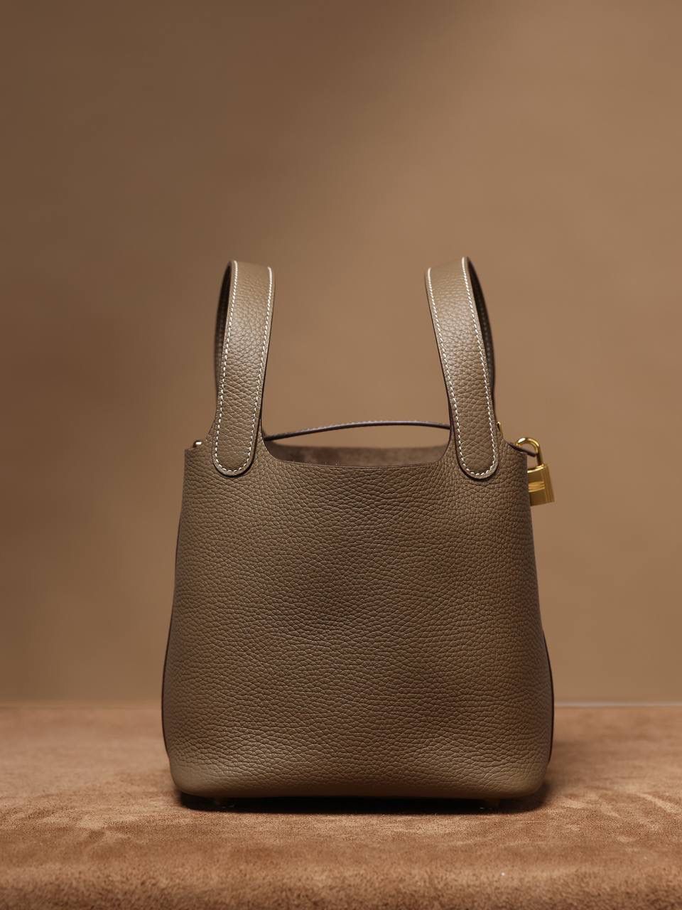 H正式上线！ 大象灰18cm金扣 独家渠道货！手机实拍！独家背景！ 纯手工制作、细工慢活、工匠精神雕刻的艺术精品！ 尺寸：18 X 19 X 13.5cm