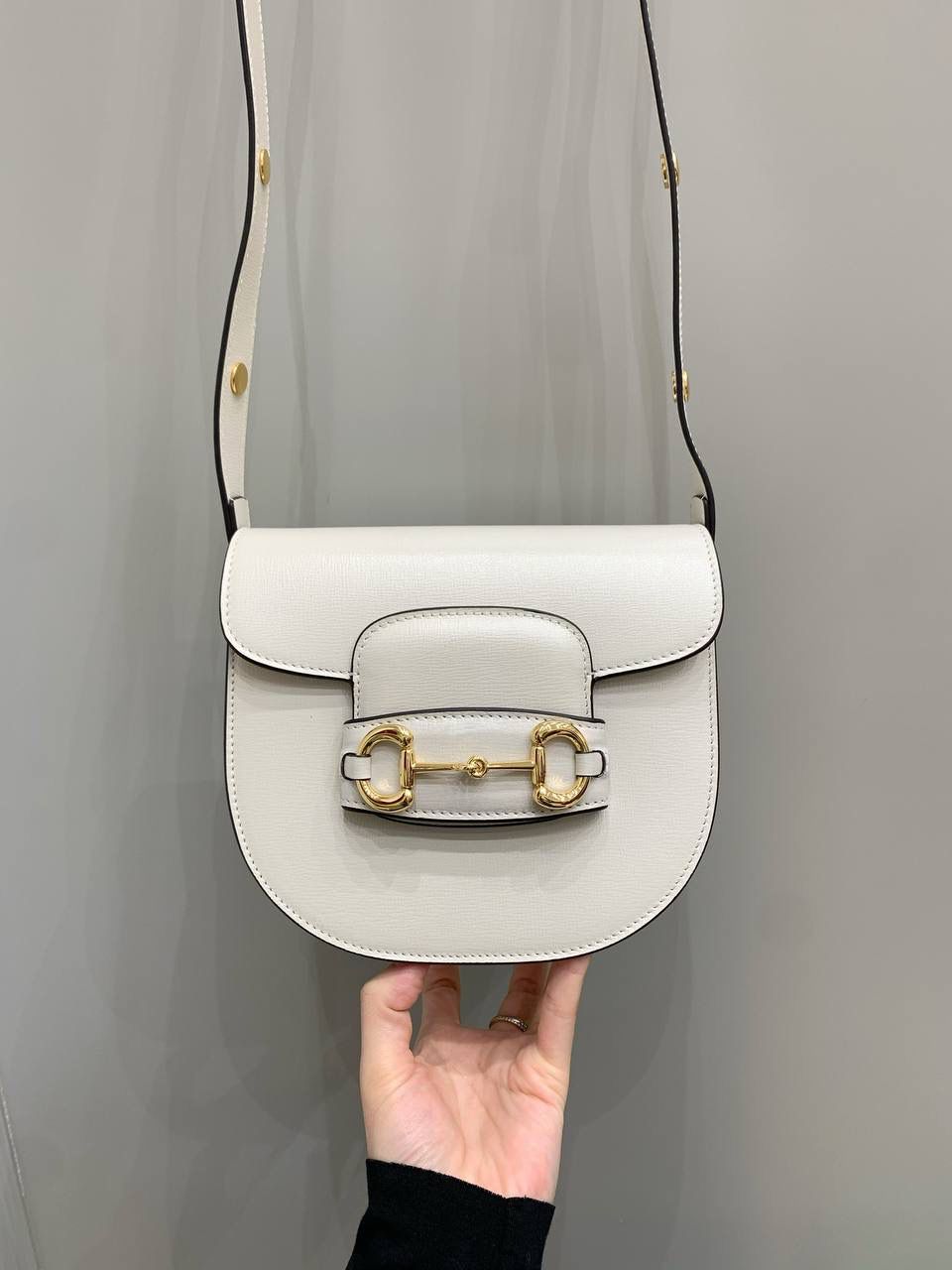 新背景实拍正品级 。Gucc1 horsebit半圆迷你全皮白 （纯铜五金原厂皮） 这个小可爱是真的可爱，小小乖巧的一个 经典的设计加上配色，不管你是潮流的运动女孩👧 还是睿智的职场精英，又或者是优雅的气质女性 这款都是你完美生活中的一款适合的穿搭单品 经典百搭 实用而又不失个性时尚 1955系列寓意马到成功 来掌握自己的人生方向吧！ 型号760191；尺寸17/18.5/7.5cm