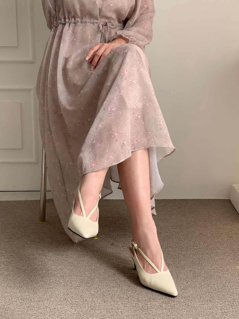 V strap slingback heeled shoes