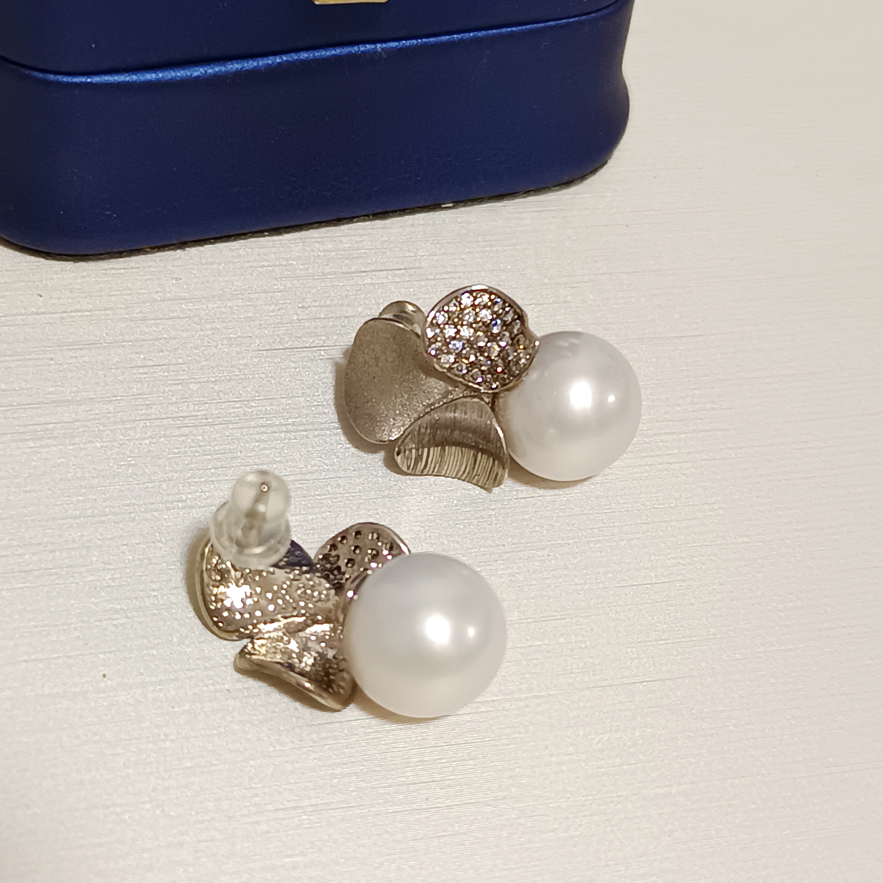 正圓強光愛迪生白珠s925銀三葉草耳釘