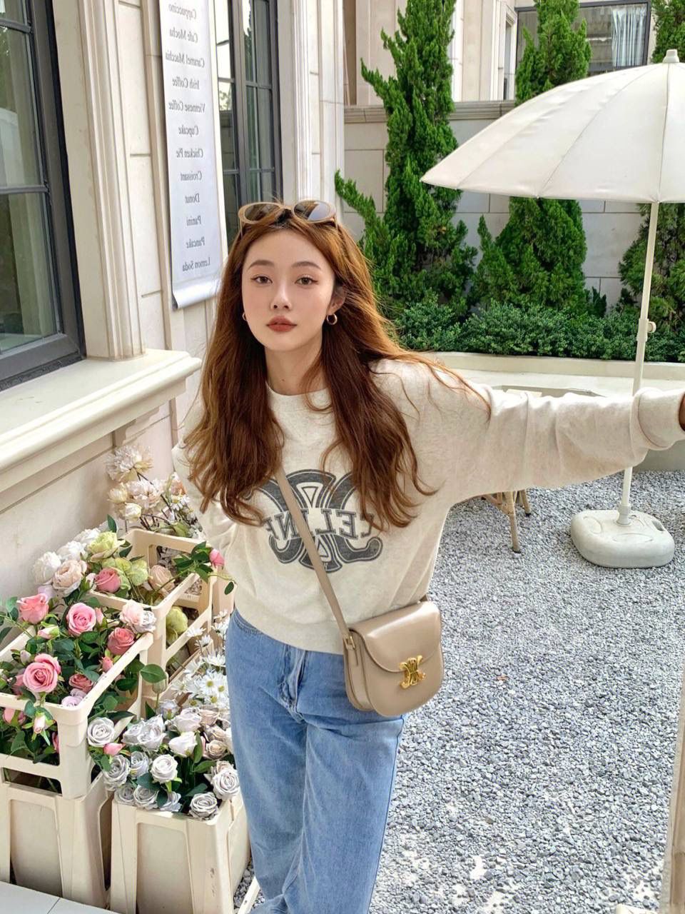 🔥大货实拍图 𝗖𝗘𝗟𝗜𝗡𝗘 ♥ 𝗧𝗘𝗘𝗡 𝗕𝗘𝗦𝗔𝗖𝗘肩带马鞍 型号：110413 尺寸：18.5*16*6cm 𝗖𝗘𝗟𝗜𝗡𝗘 𝟮𝟮秋季最新款Teen Besace凯旋门系列手袋，更俏皮活泼的包身设计与凯旋门金属标志完美结合，打造独一无二的时尚品味。