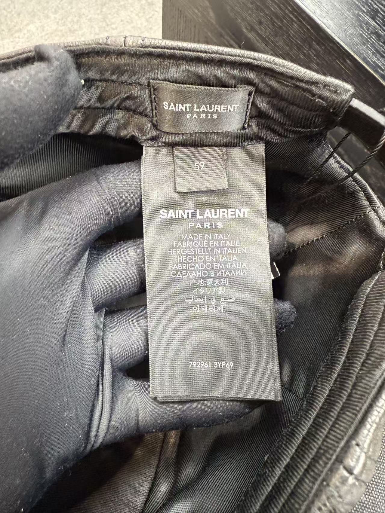 【減價平過原價一半有多‼️】YSL品牌logo浮雕圖案 全黑 小羊皮 鴨舌帽