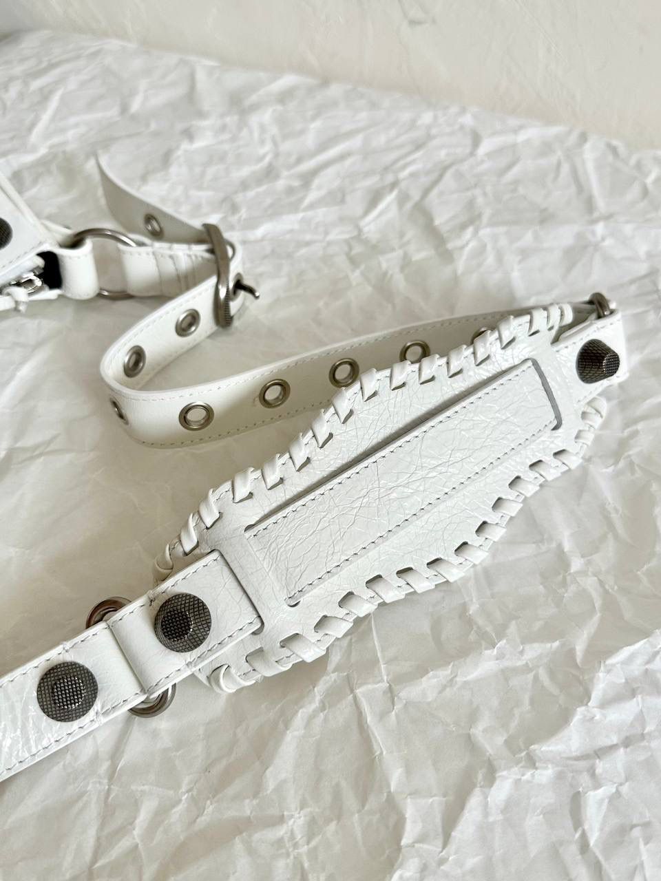 油蜡皮白银S/33cm🤍 Le Cagole半月包饺子包机车包 Wuhu！！让我重拾就对机车包的爱 半月弧形的包身，保留了软踏踏的皮料感 还有叮叮咚咚的流苏小钱包挂饰 最最让我欢喜的是多了面♥️小镜子！ 全方位细节拿捏住了～👌🏻 xs小号：26×16×10cm671309m s中号：33×16×8.4cm671307m