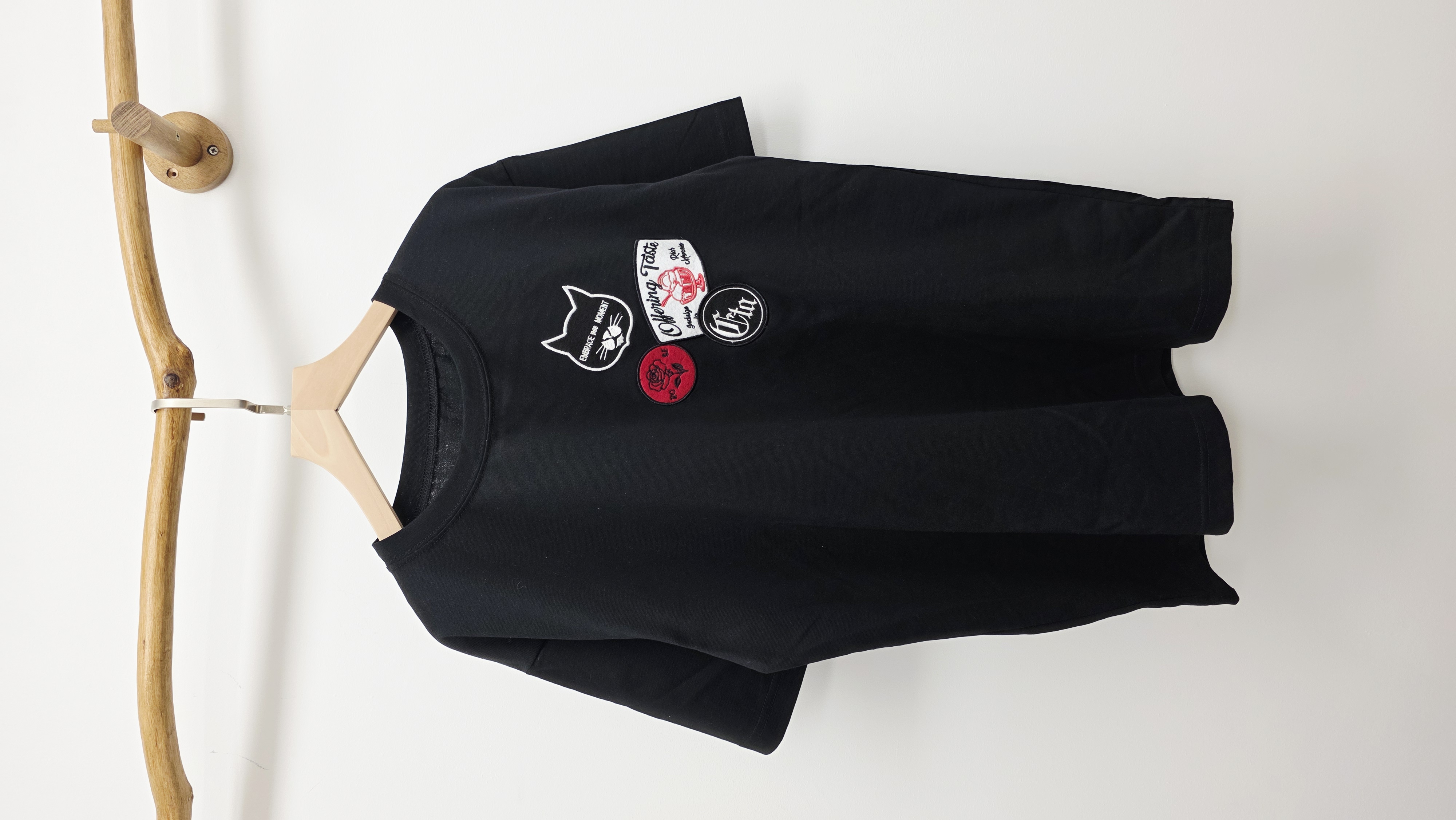 日牌黑拼貓貓車章Tee