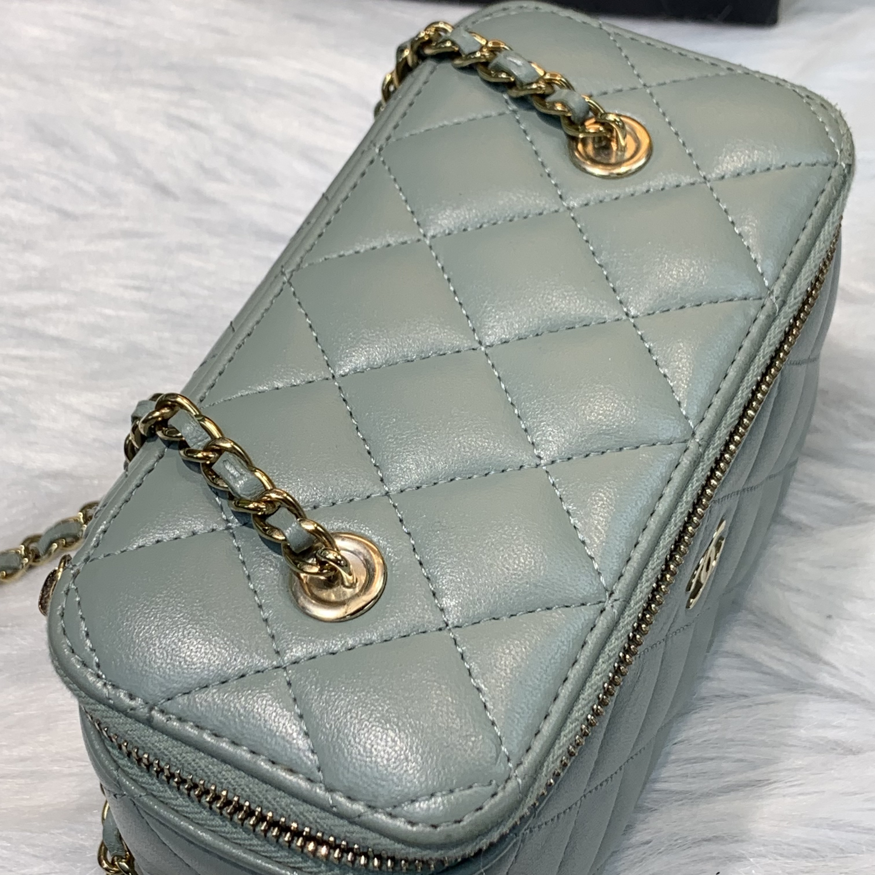 Chanel 淺色系淡灰色羊皮金扣化妝包 馬年開運顏色系列之一🩵