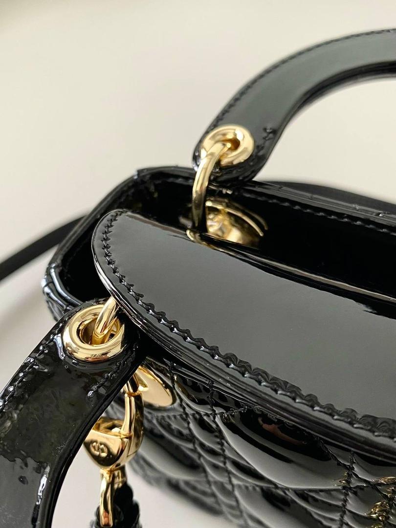 𝗗𝗜𝗢𝗥 𝗺𝗶𝗰𝗿𝗼 𝗹𝗮𝗱𝘆 𝗯𝗮𝗴 漆皮黑 火爆全网的最新超mini系列 天阿噜！小小只，简直太太太太可爱了！ 精致到巴掌大小，无敌治愈我这颗少女的心啊！！🖤🖤 size：12×10×5cm