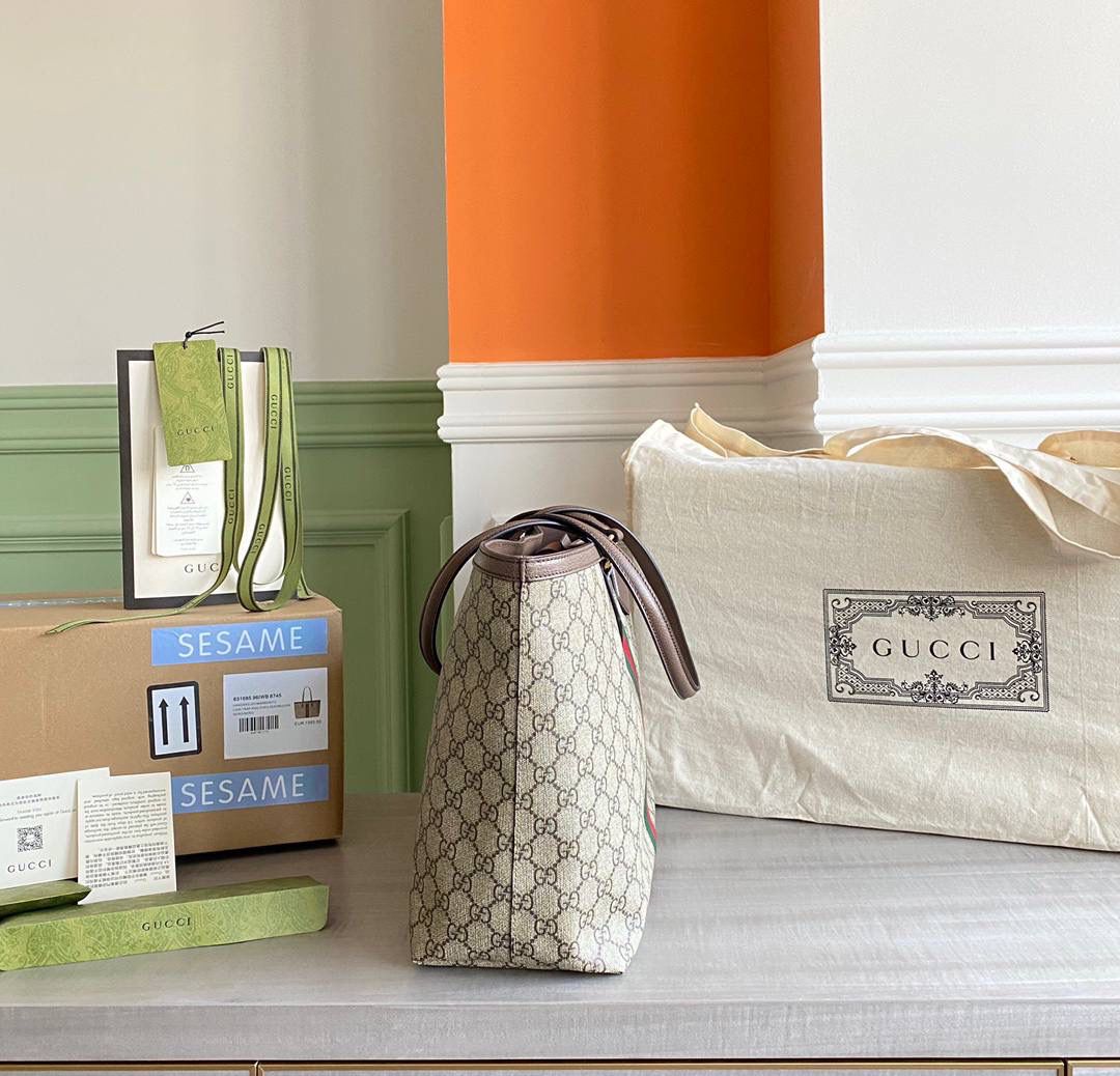 👜Ophidia系列融合了两个最具标志性的经典品牌元素：G631685:38/28/14cm！GG图案和条纹织带，且每一季均以全新造型和材质推陈出新。这款中号手提包新品采用了实用的全新造型并融入辨识度极高的设计元素，饰以织纹皮革滚边，顶端点缀双G配件。 附带️全套最新绿色系列环保包装，也可再另外多购买可循环使用帆布购物袋！‼️🤟🏻